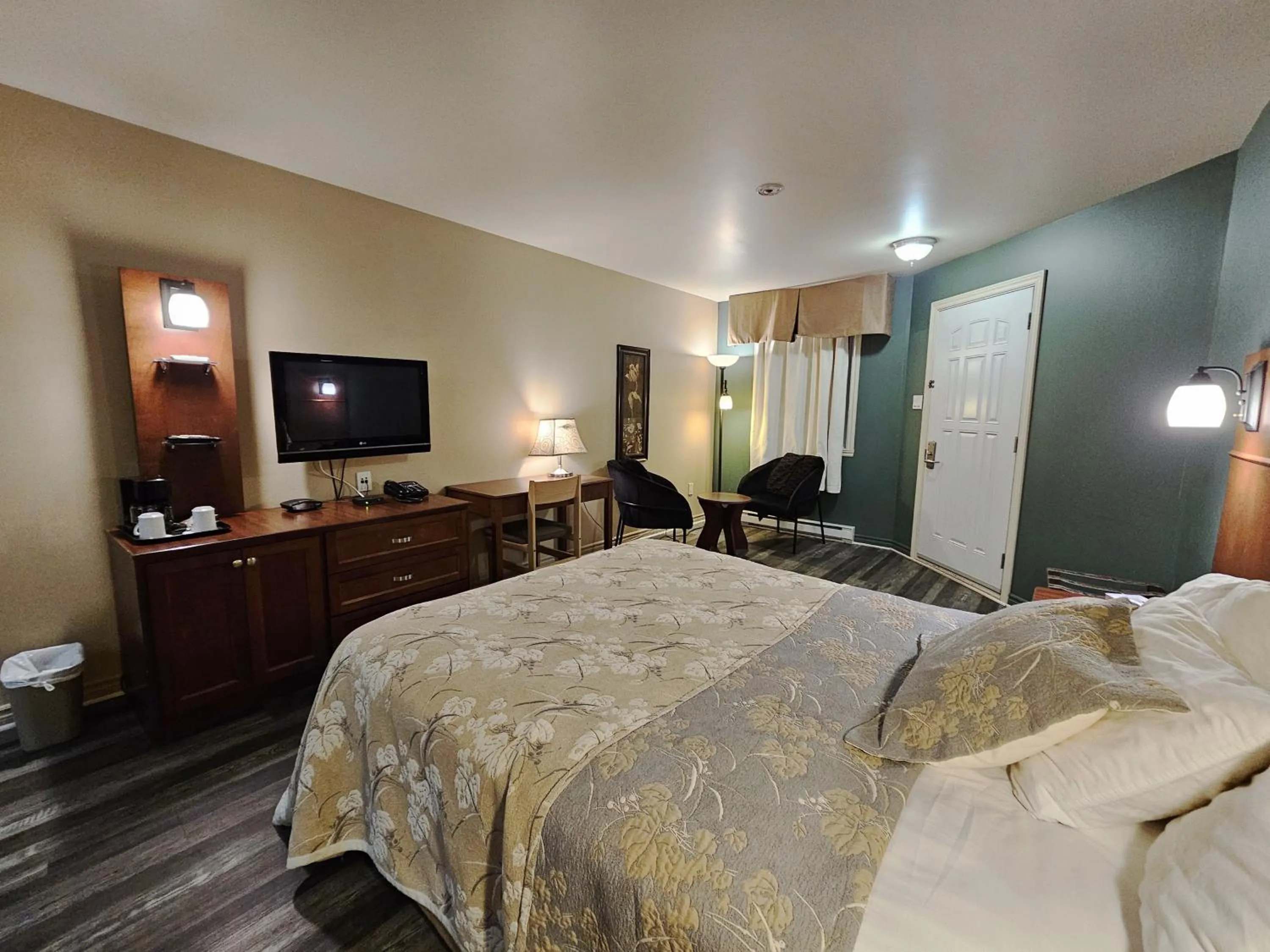 Bed in Hotel-Motel Drummond