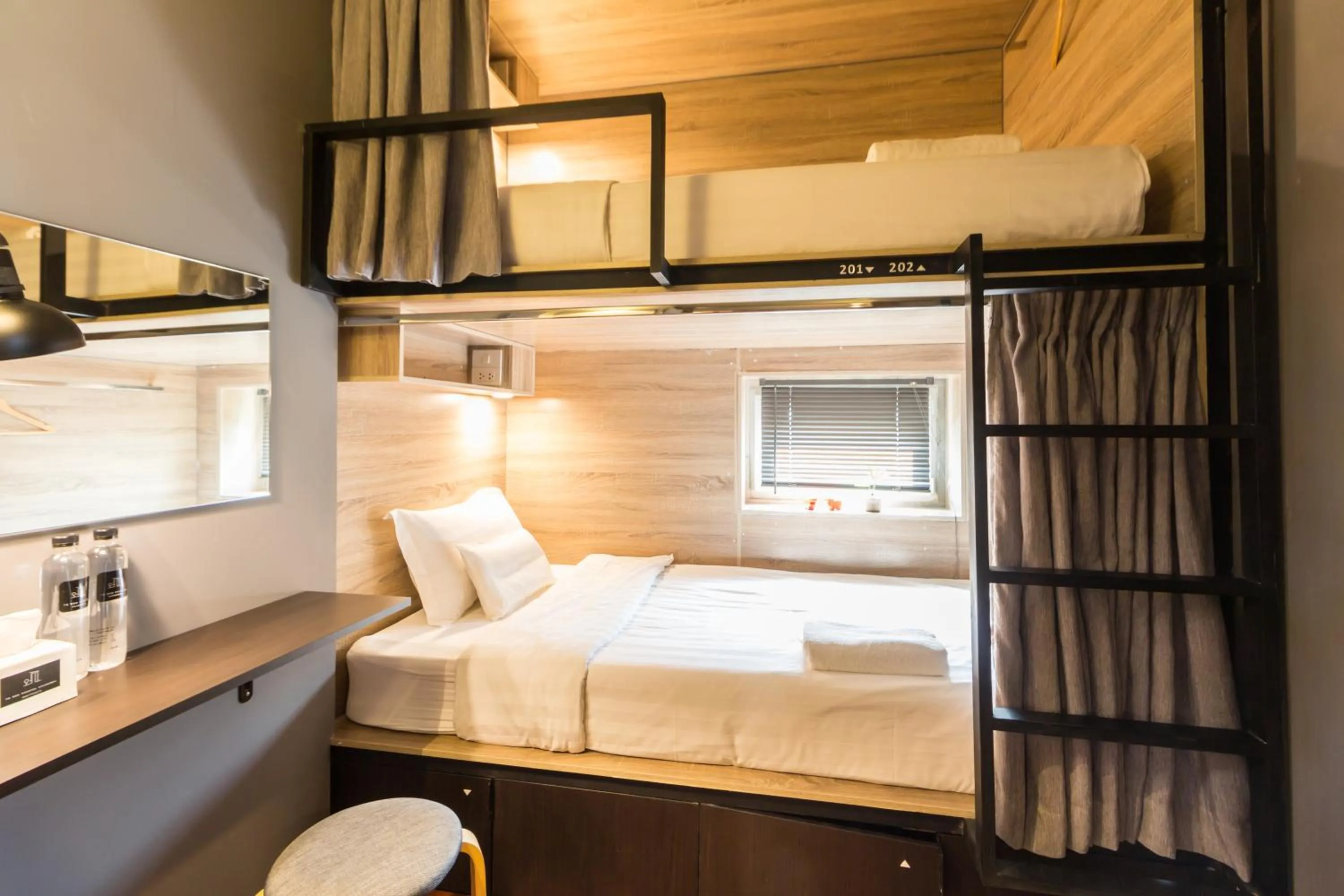 Bed in To Bed Poshtel