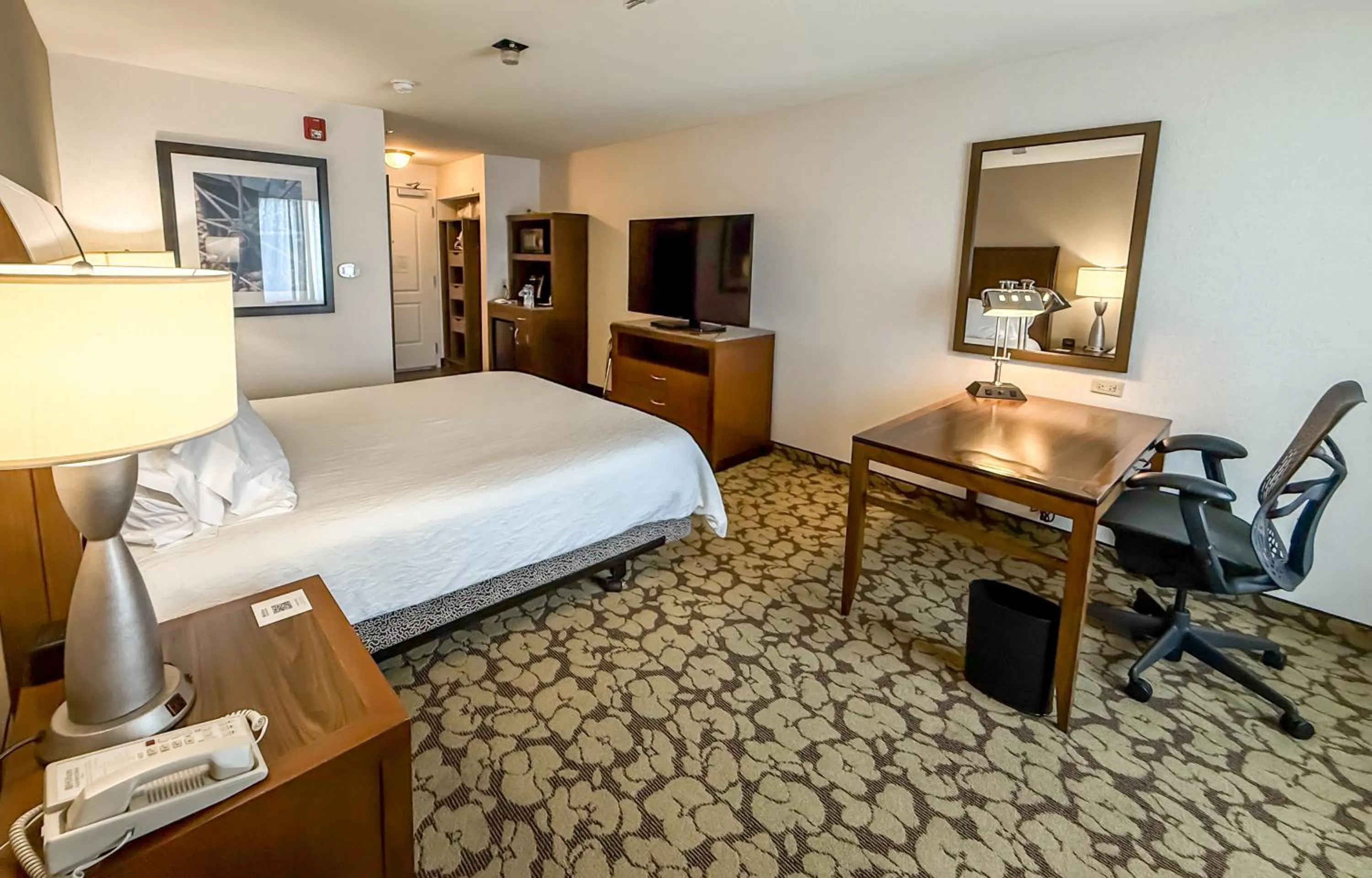 Photo of the whole room, Bed in Hilton Garden Inn Gilroy