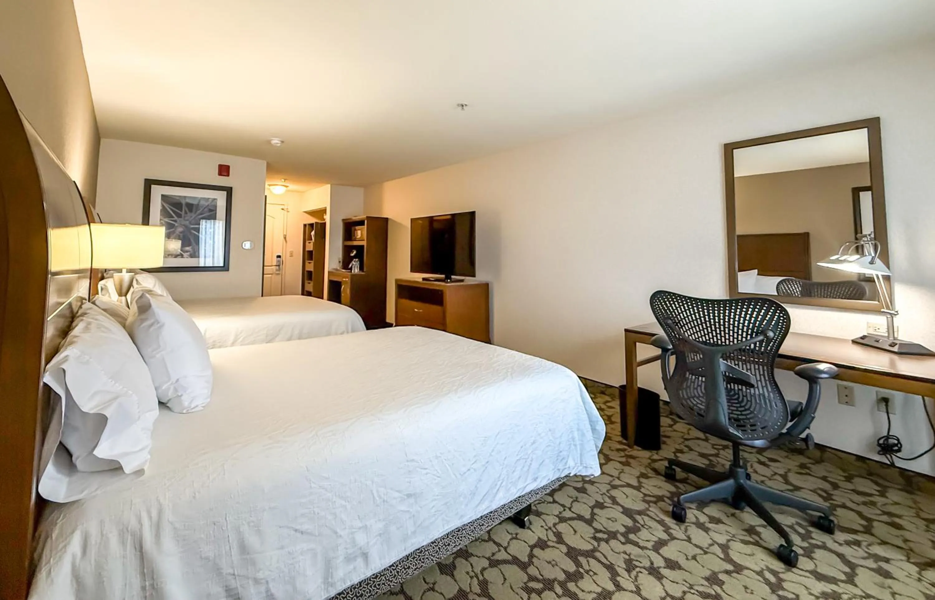 Photo of the whole room, Bed in Hilton Garden Inn Gilroy