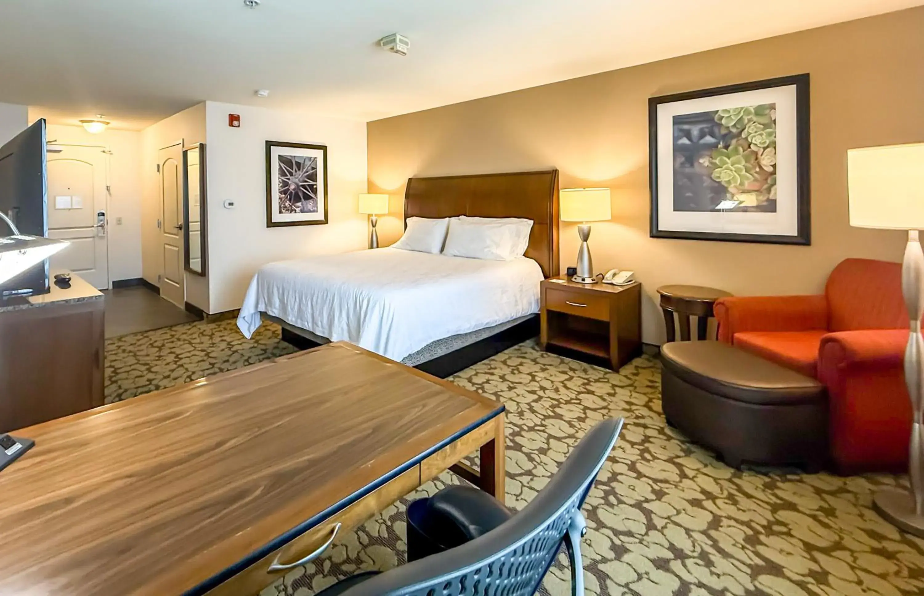 Photo of the whole room, Bed in Hilton Garden Inn Gilroy Photo of the whole room, Bed in Hilton Garden Inn Gilroy