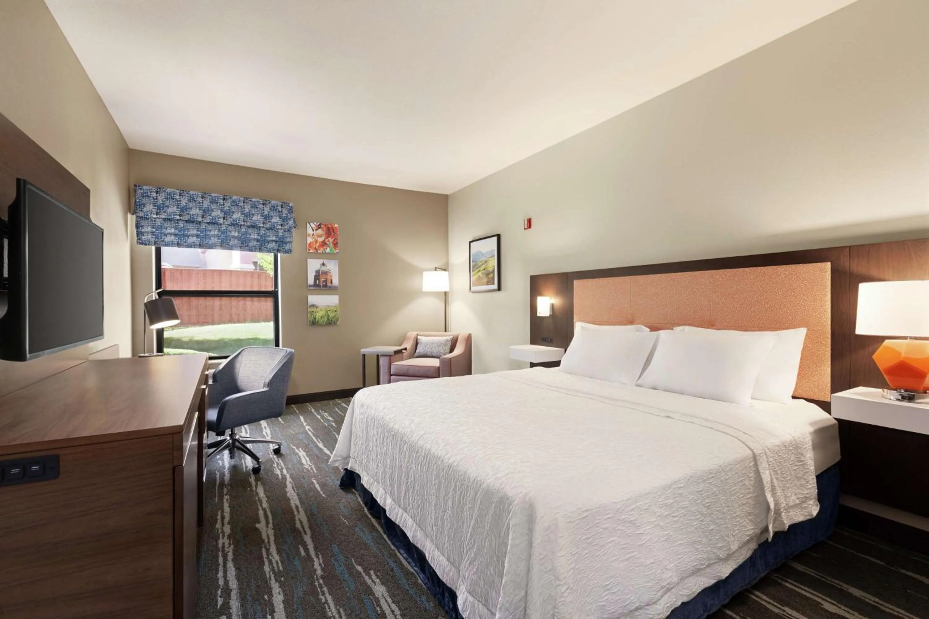 Bedroom, Bed in Hampton Inn Tracy