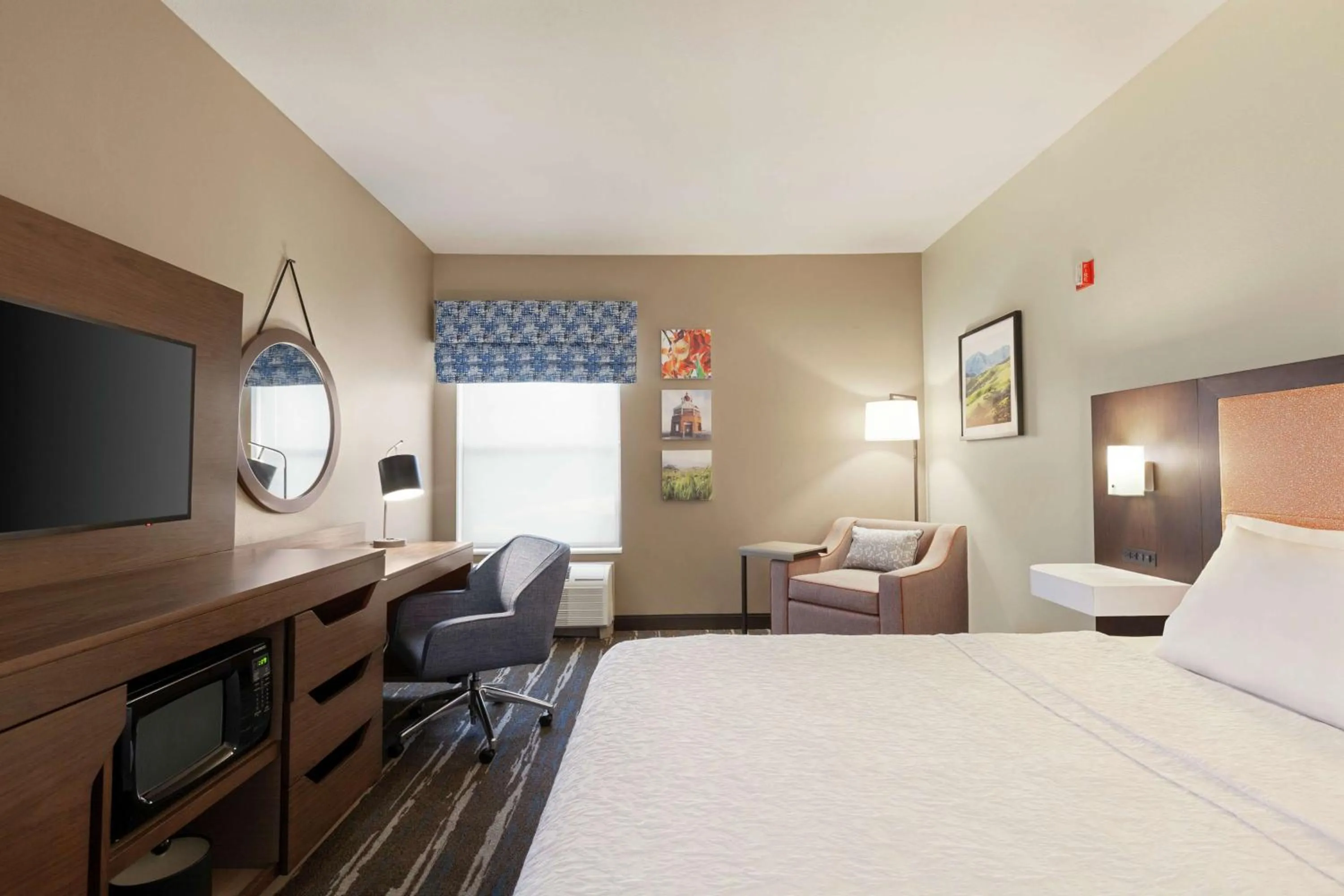 Bedroom, Bed in Hampton Inn Tracy