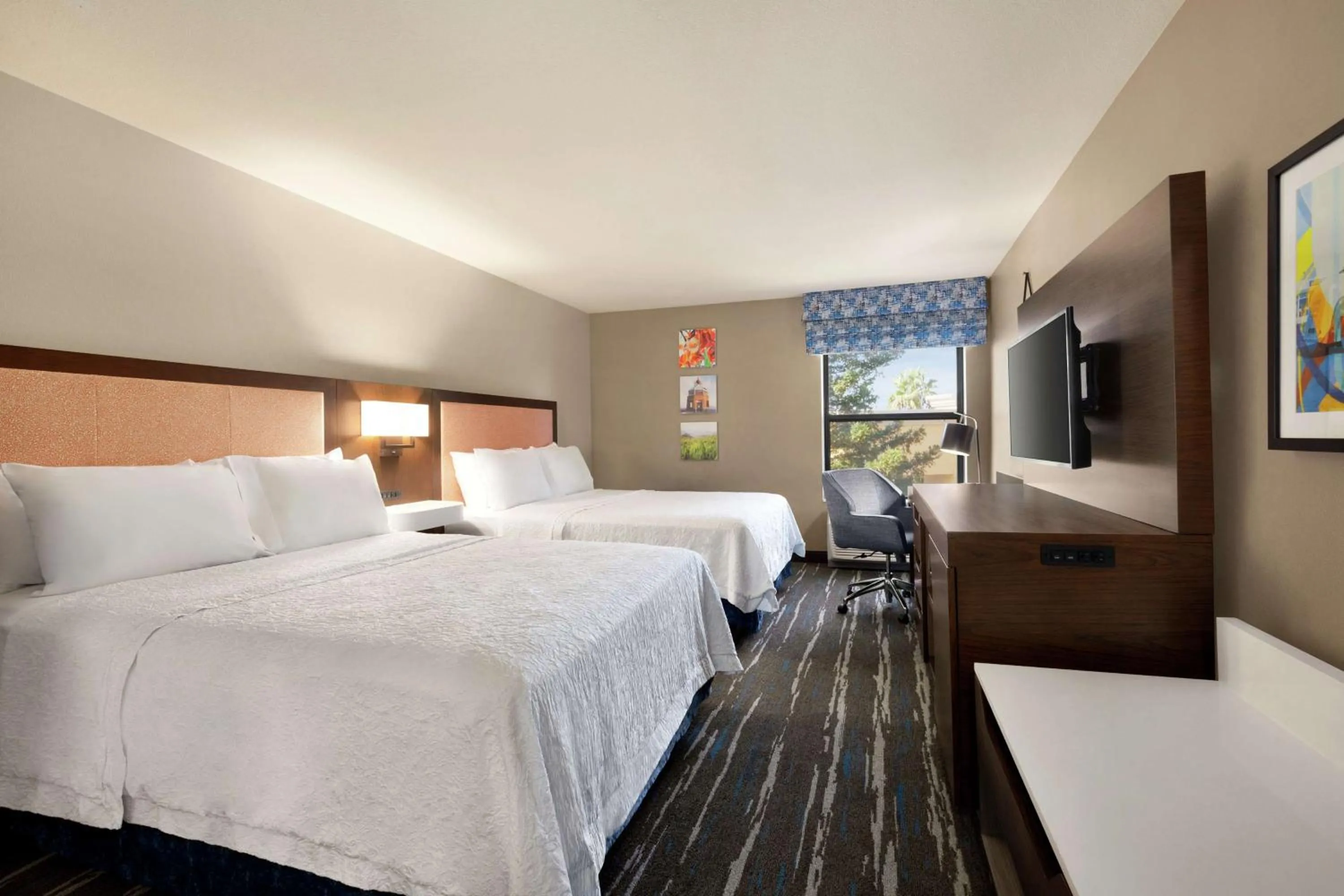 Bedroom, Bed in Hampton Inn Tracy