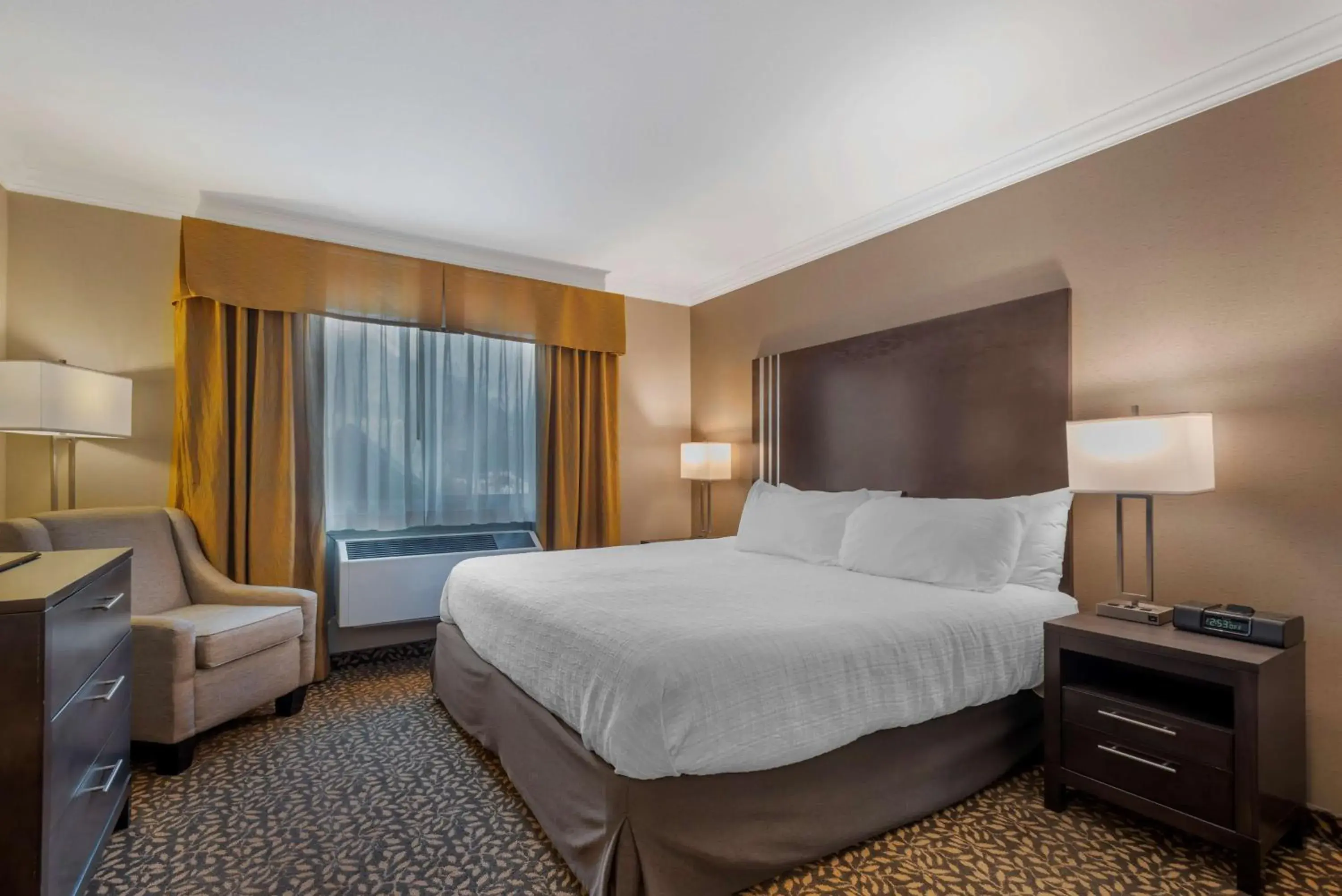 Bedroom, Bed in Best Western Plus Fernie Mountain Lodge Bedroom, Bed in Best Western Plus Fernie Mountain Lodge
