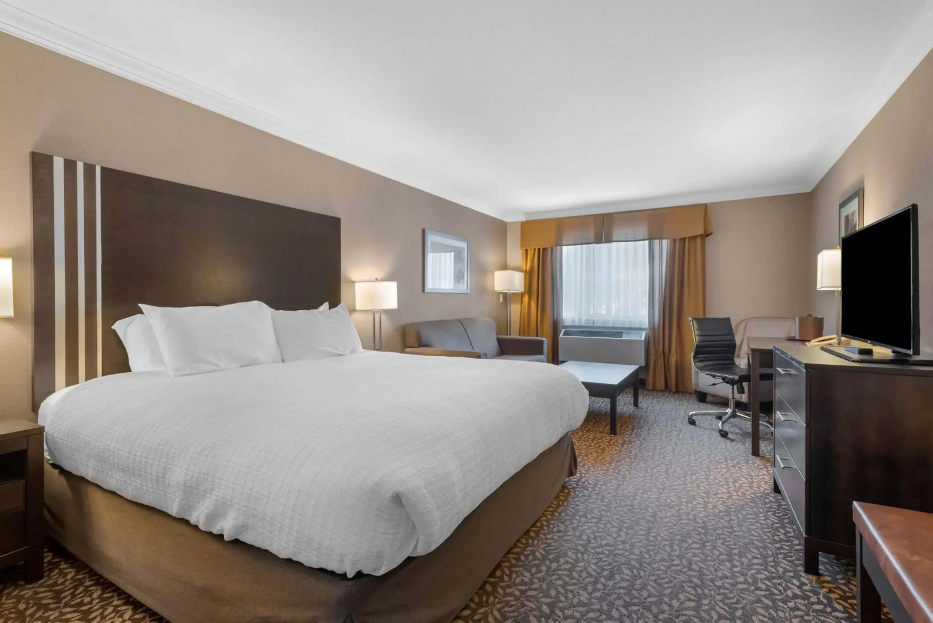 Bedroom, Bed in Best Western Plus Fernie Mountain Lodge Bedroom, Bed in Best Western Plus Fernie Mountain Lodge