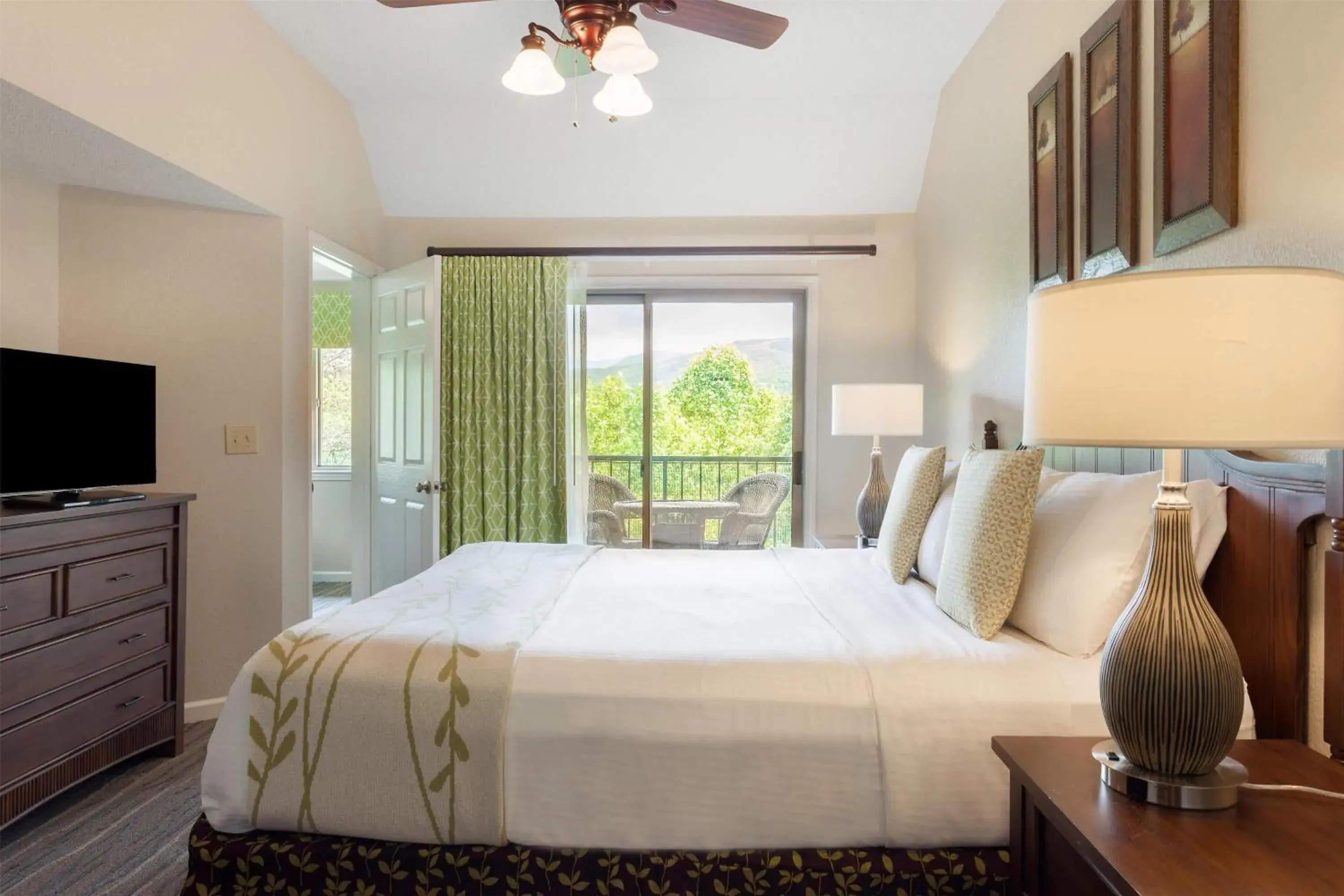 Bed in Hilton Vacation Club MountainLoft Gatlinburg Bed in Hilton Vacation Club MountainLoft Gatlinburg