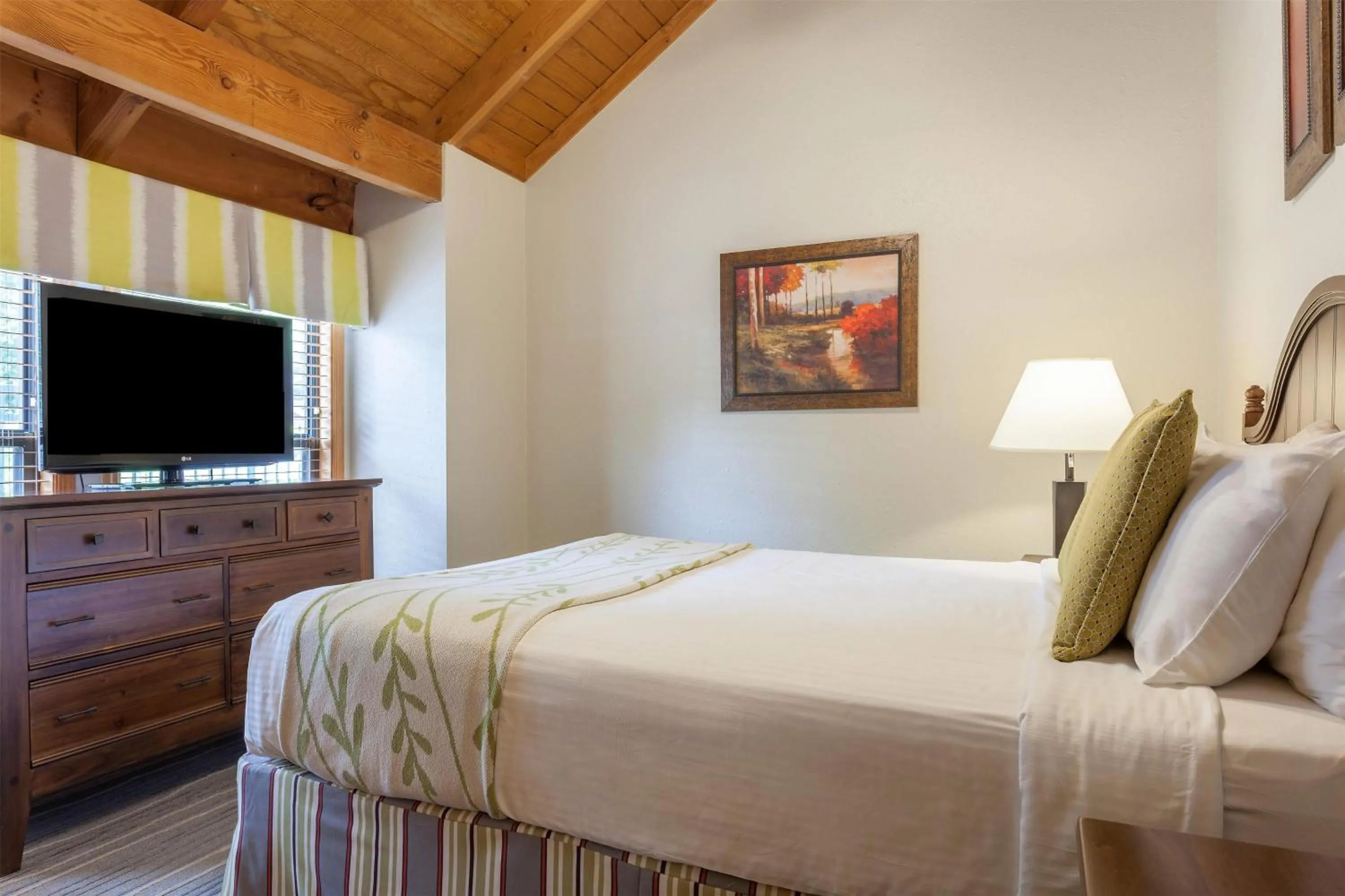 Bed in Hilton Vacation Club MountainLoft Gatlinburg