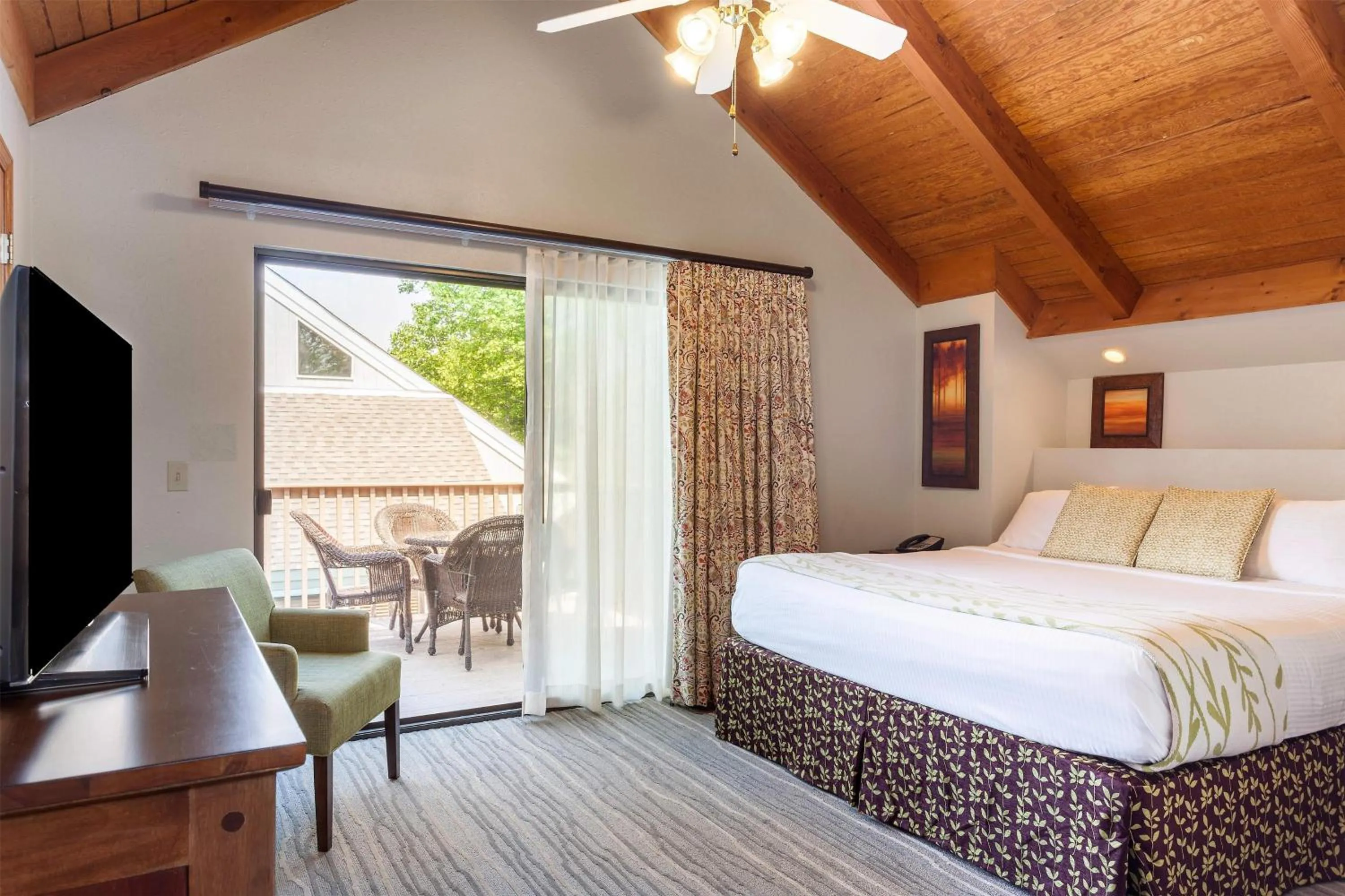 Bed in Hilton Vacation Club MountainLoft Gatlinburg