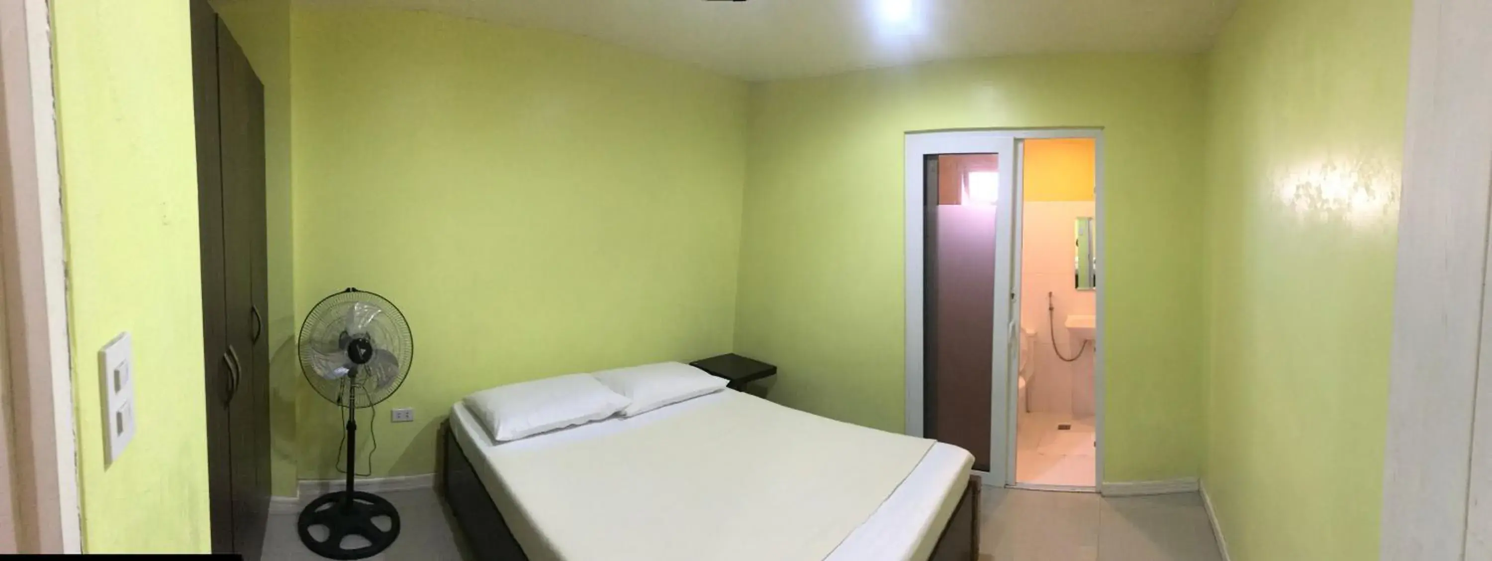 Shower, Bed in RL Veranda Suite Shower, Bed in RL Veranda Suite