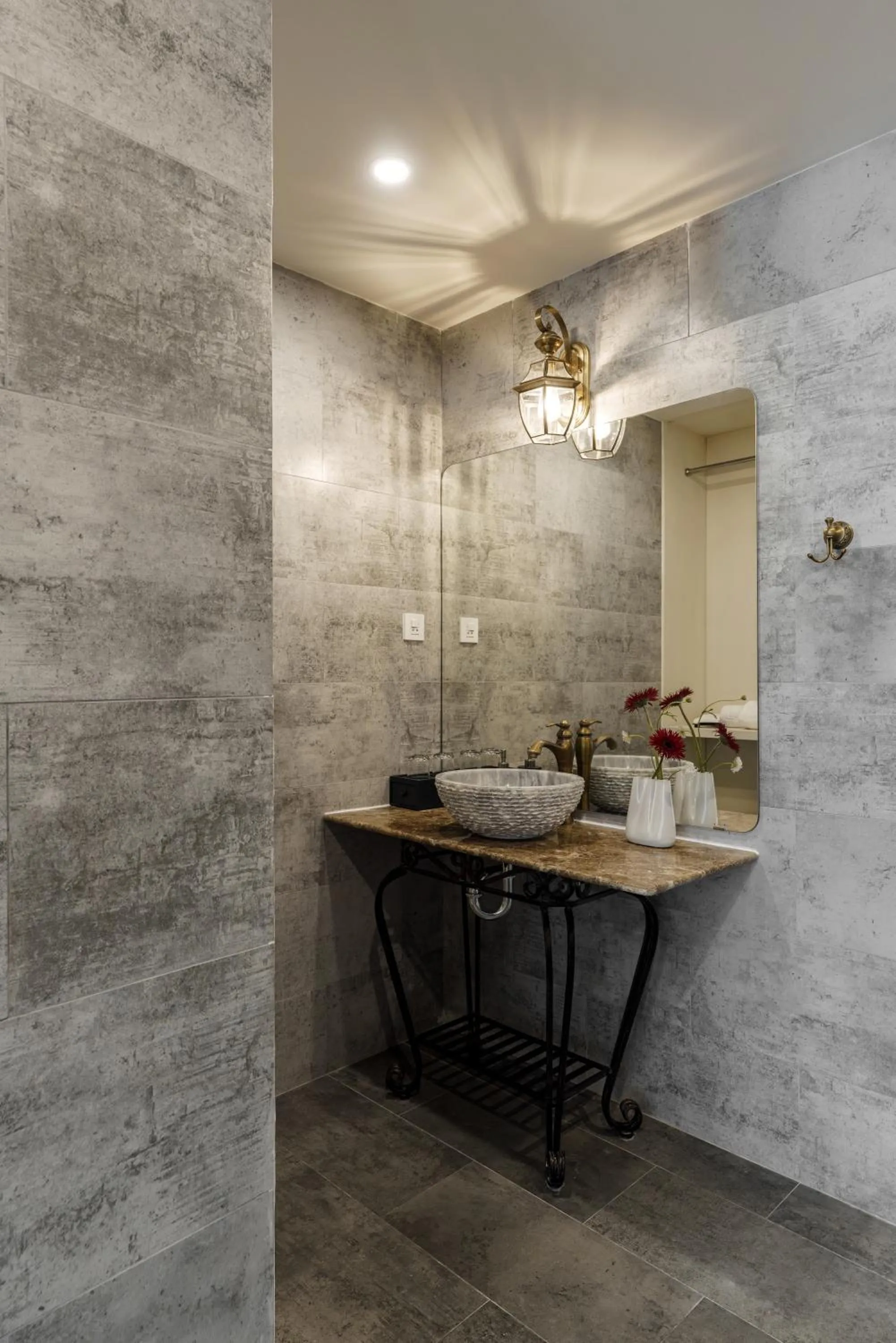 Bathroom in Me Gustas Central Hotel