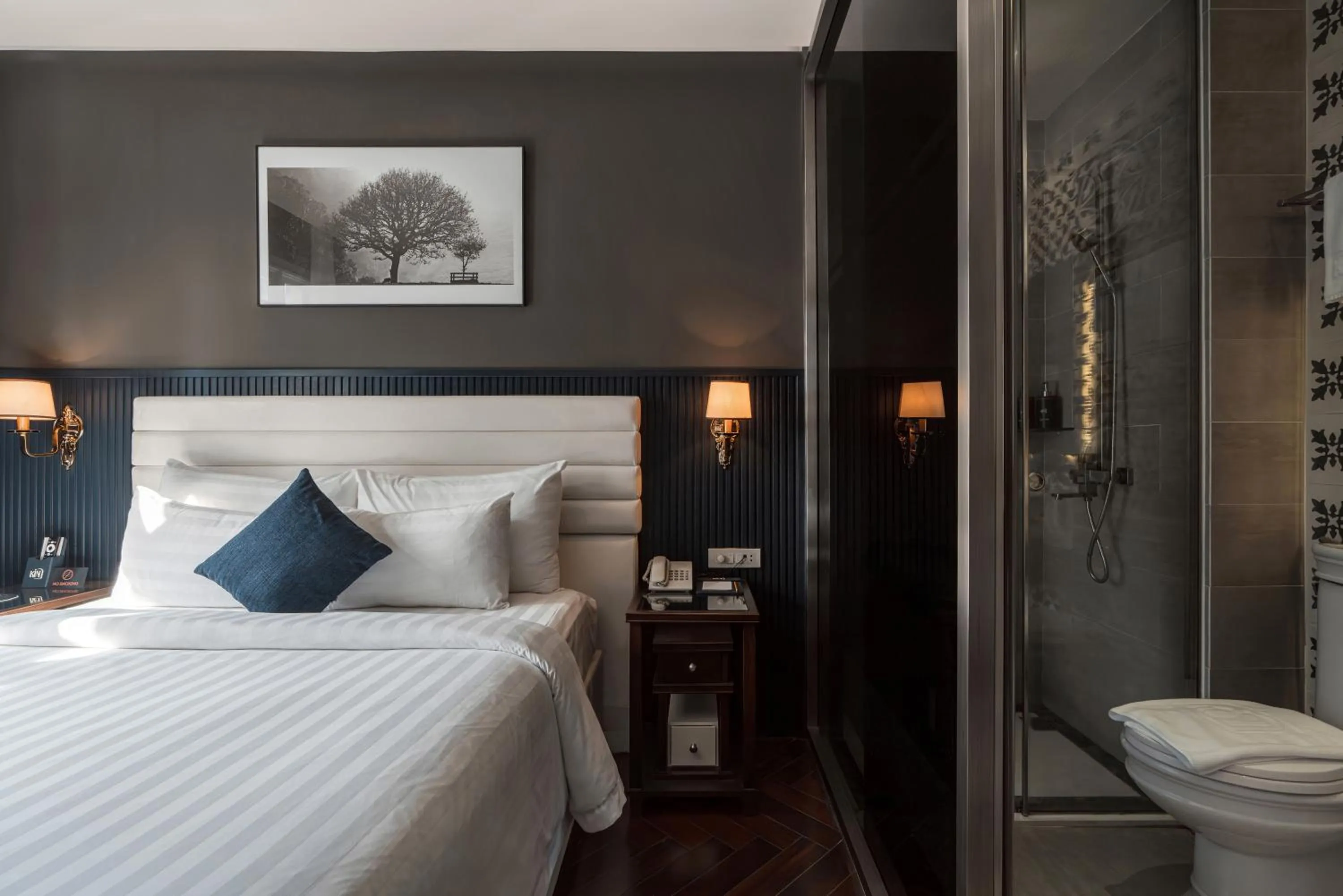 Shower, Bed in Kin Hotel Đông Du