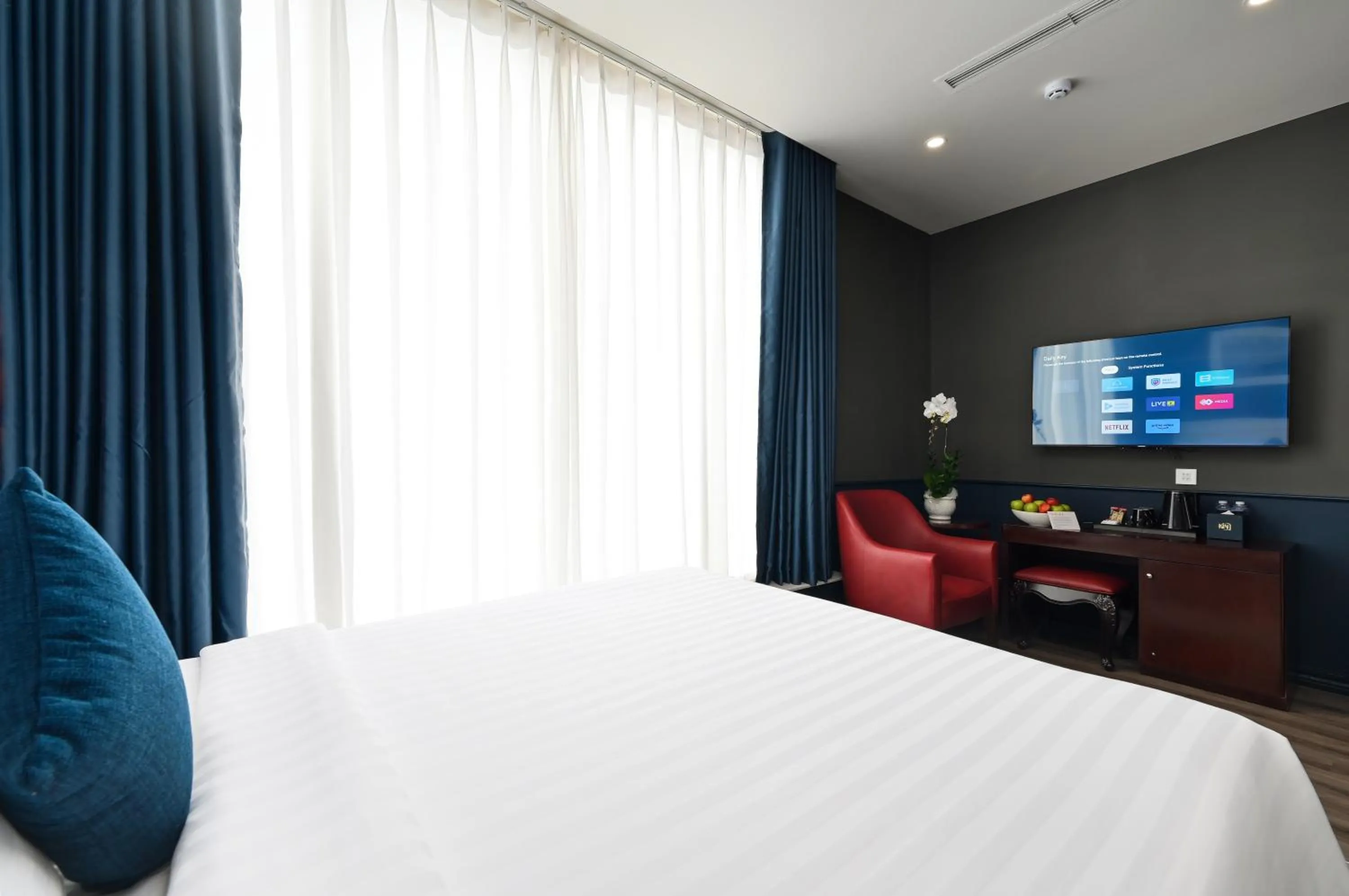 Communal lounge/ TV room, Bed in Me Gustas Central Hotel