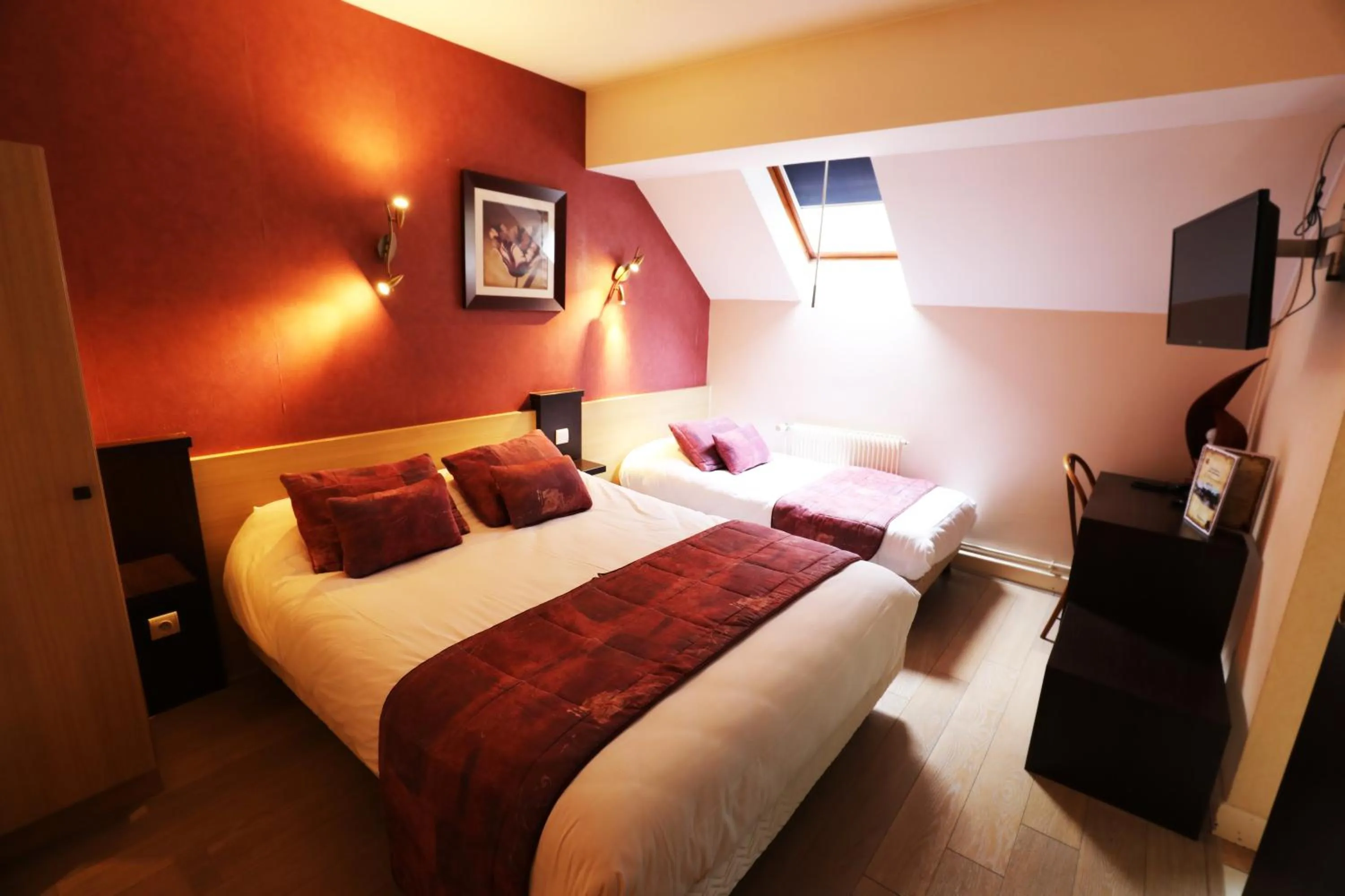 Photo of the whole room, Bed in Logis Le Bourguignon