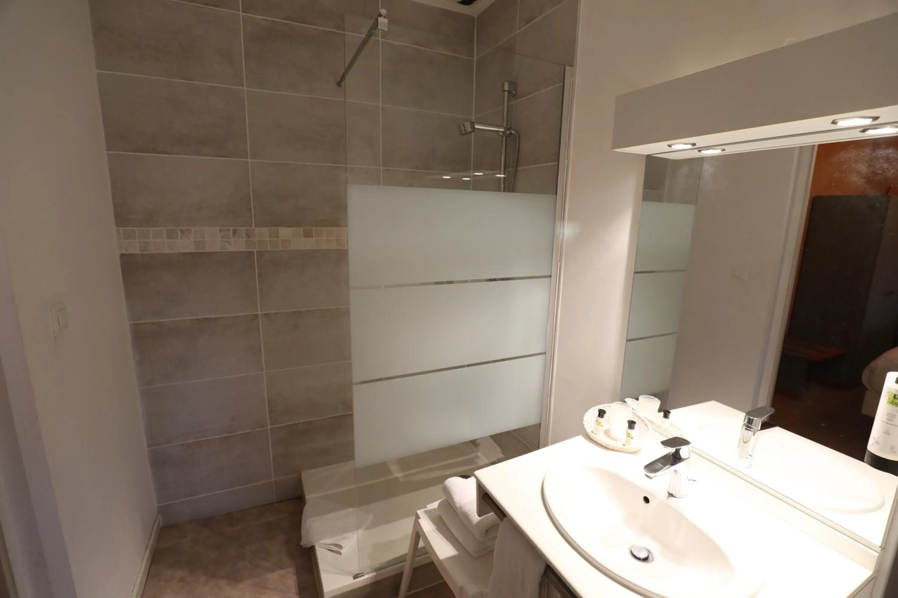 Bathroom in Logis Le Bourguignon