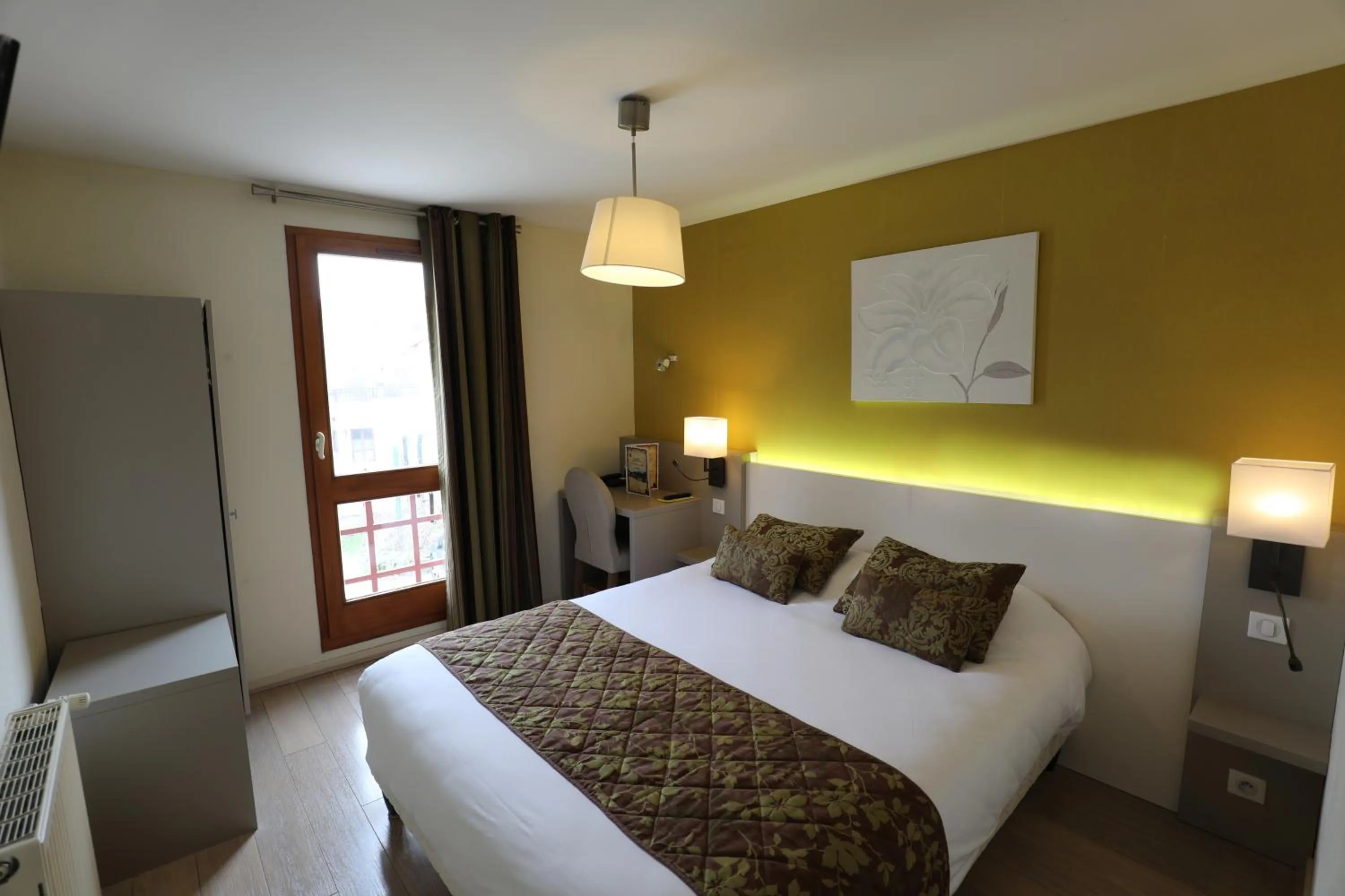 Photo of the whole room, Bed in Logis Le Bourguignon