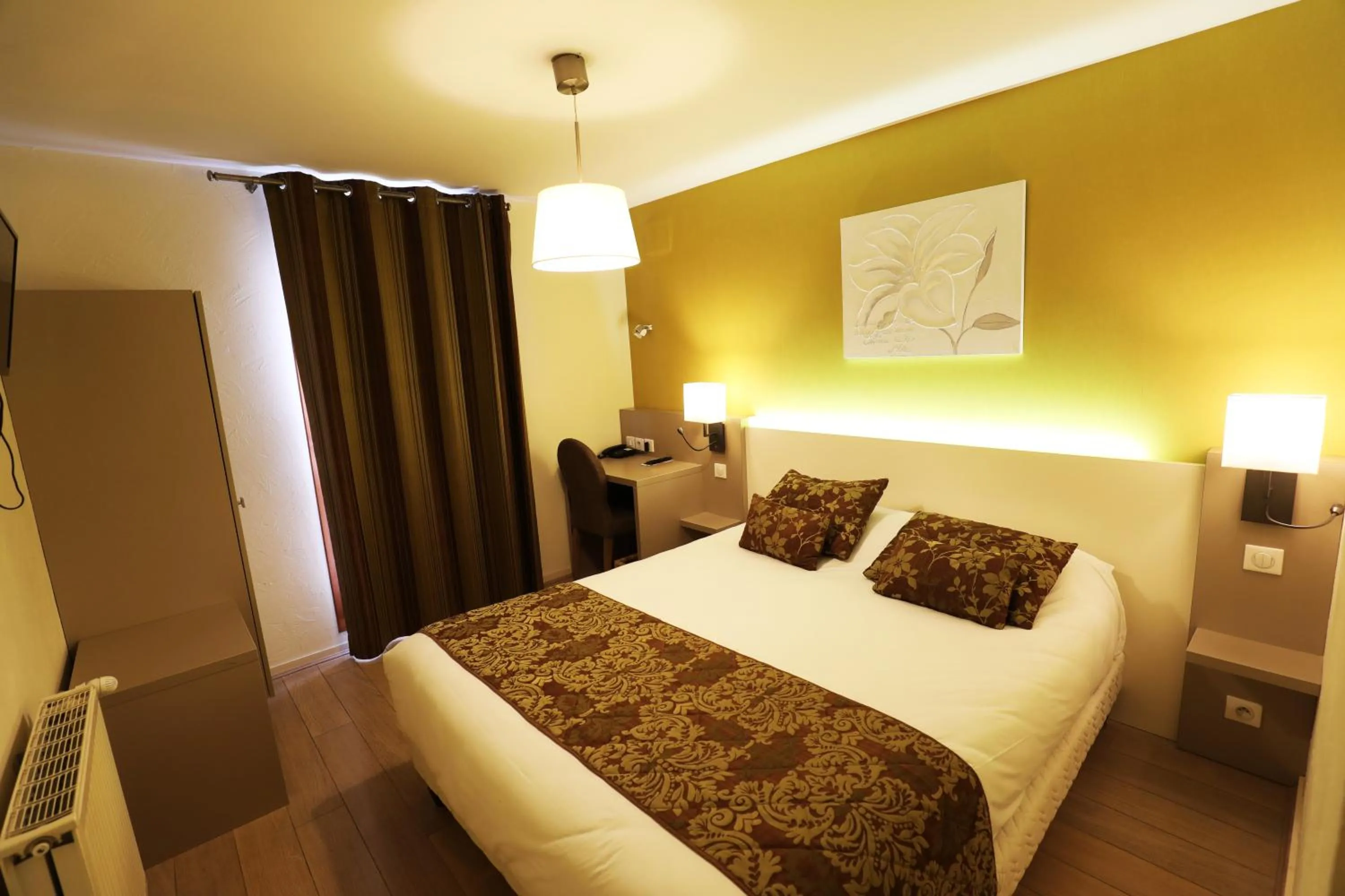 Shower, Bed in Logis Le Bourguignon