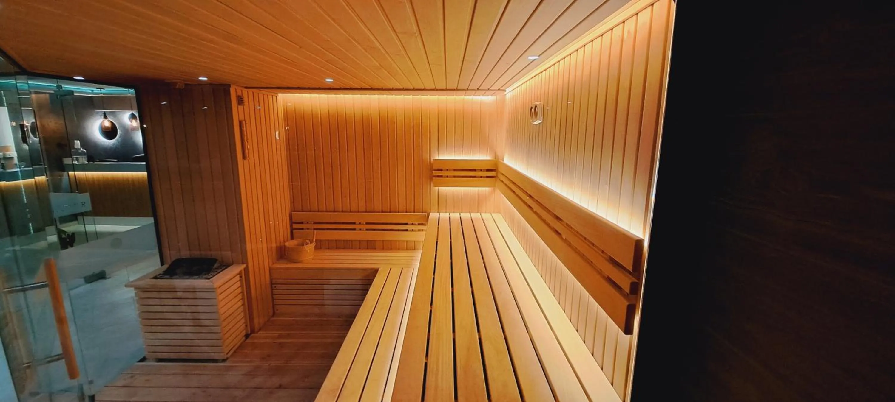 Paradise Hotel & Relax Center