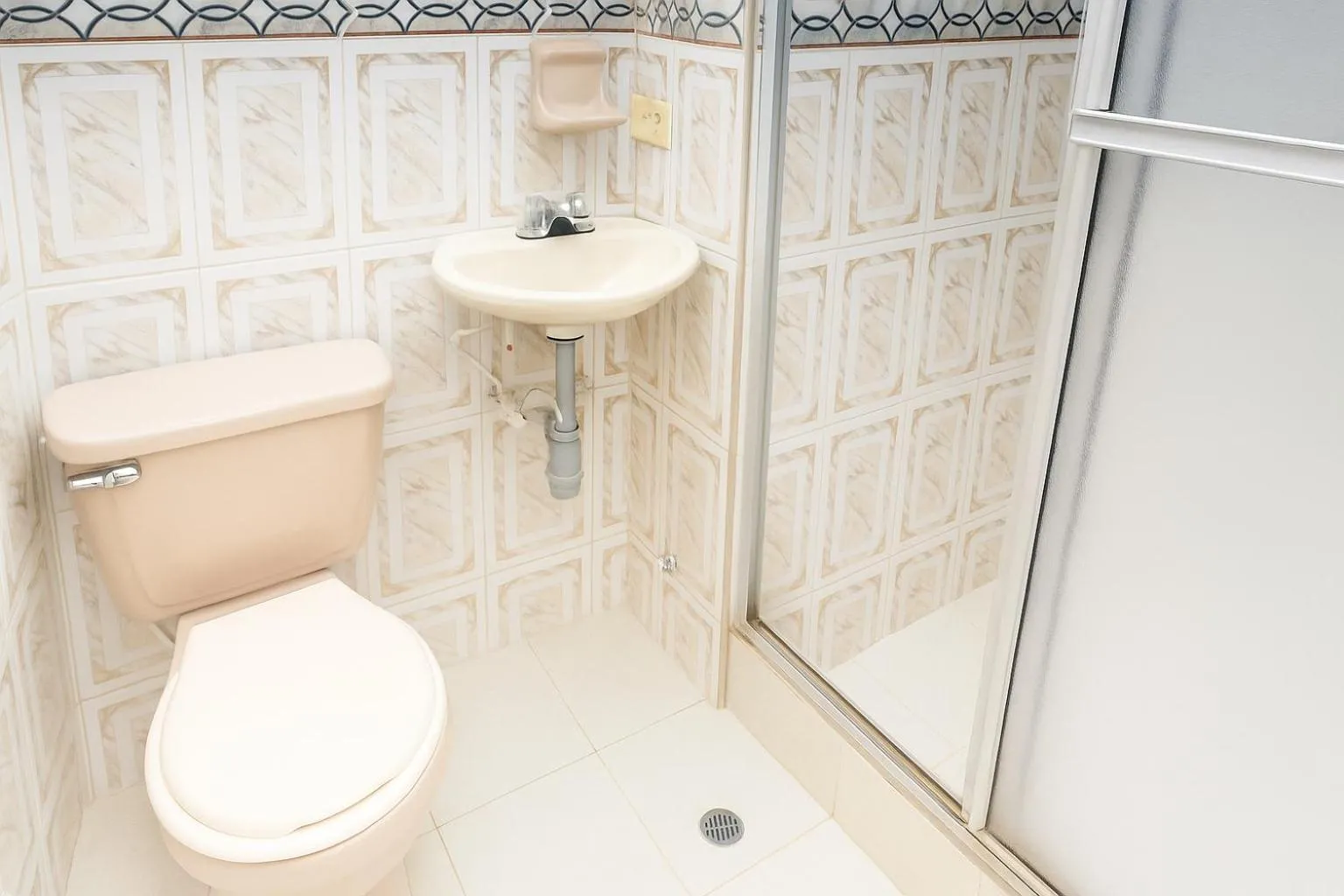 Toilet in El Velero Apartamentos By DANP