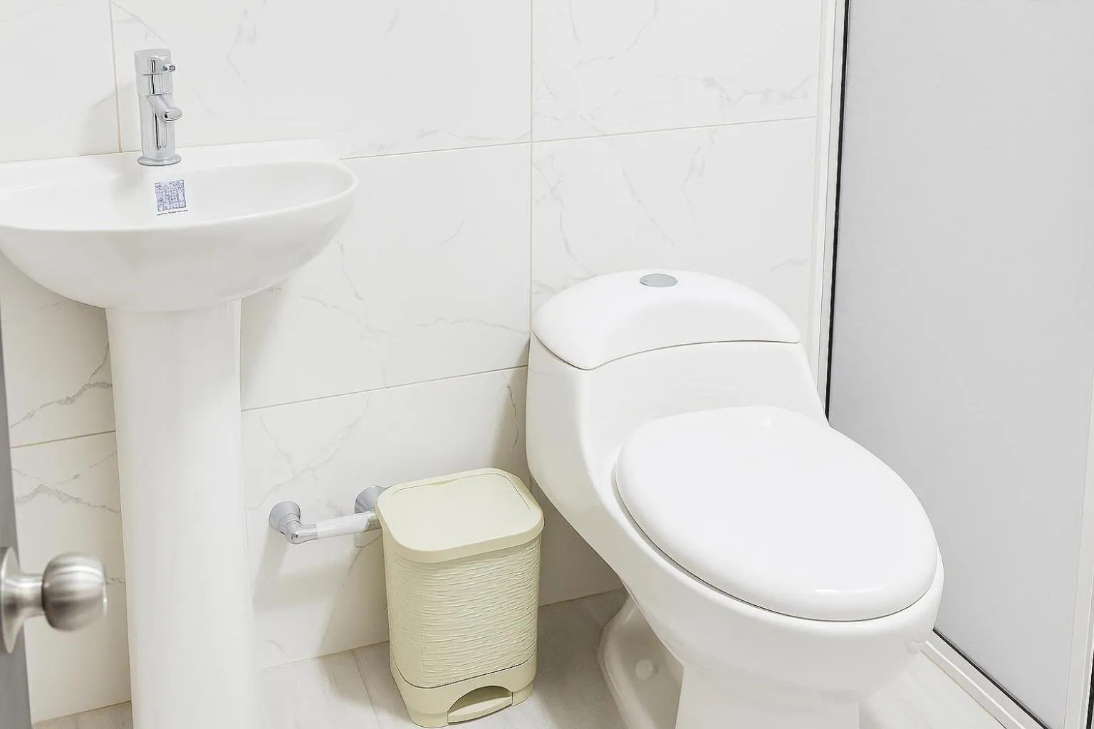 Toilet in El Velero Apartamentos By DANP