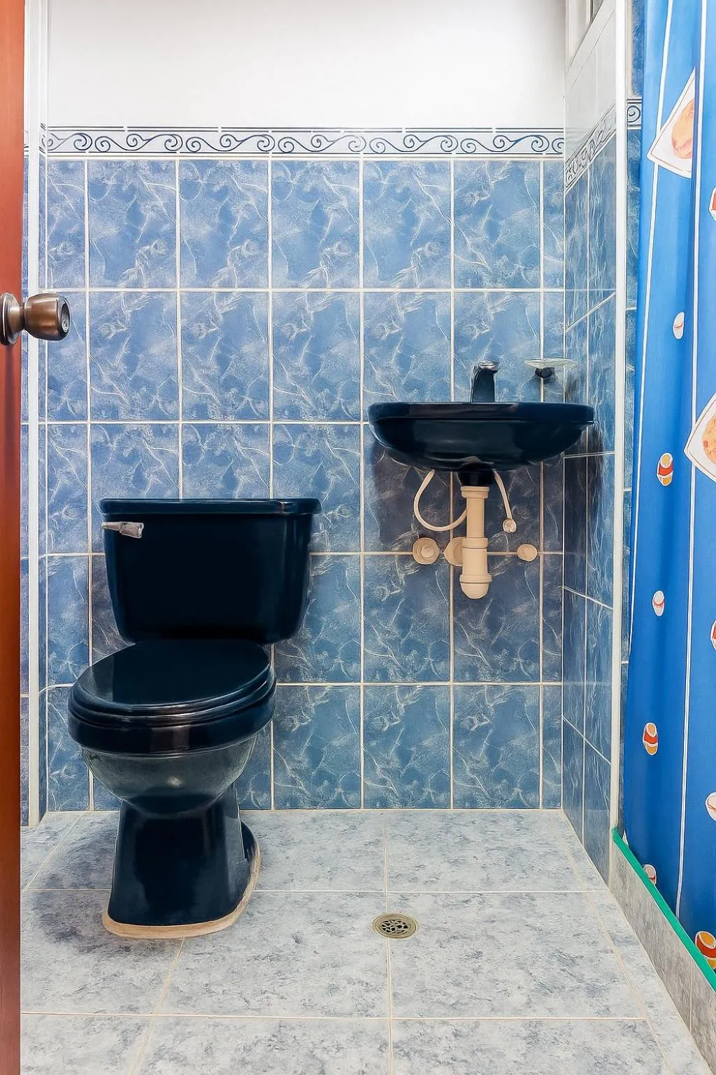 Toilet in El Velero Apartamentos By DANP