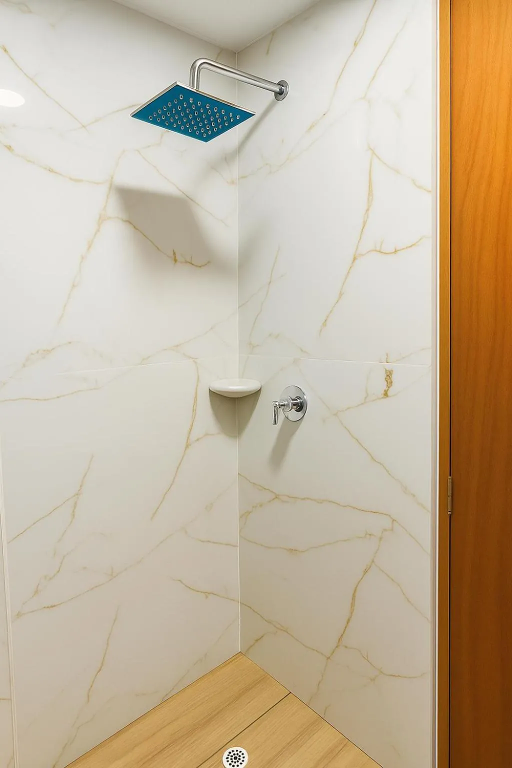 Shower in El Velero Apartamentos By DANP