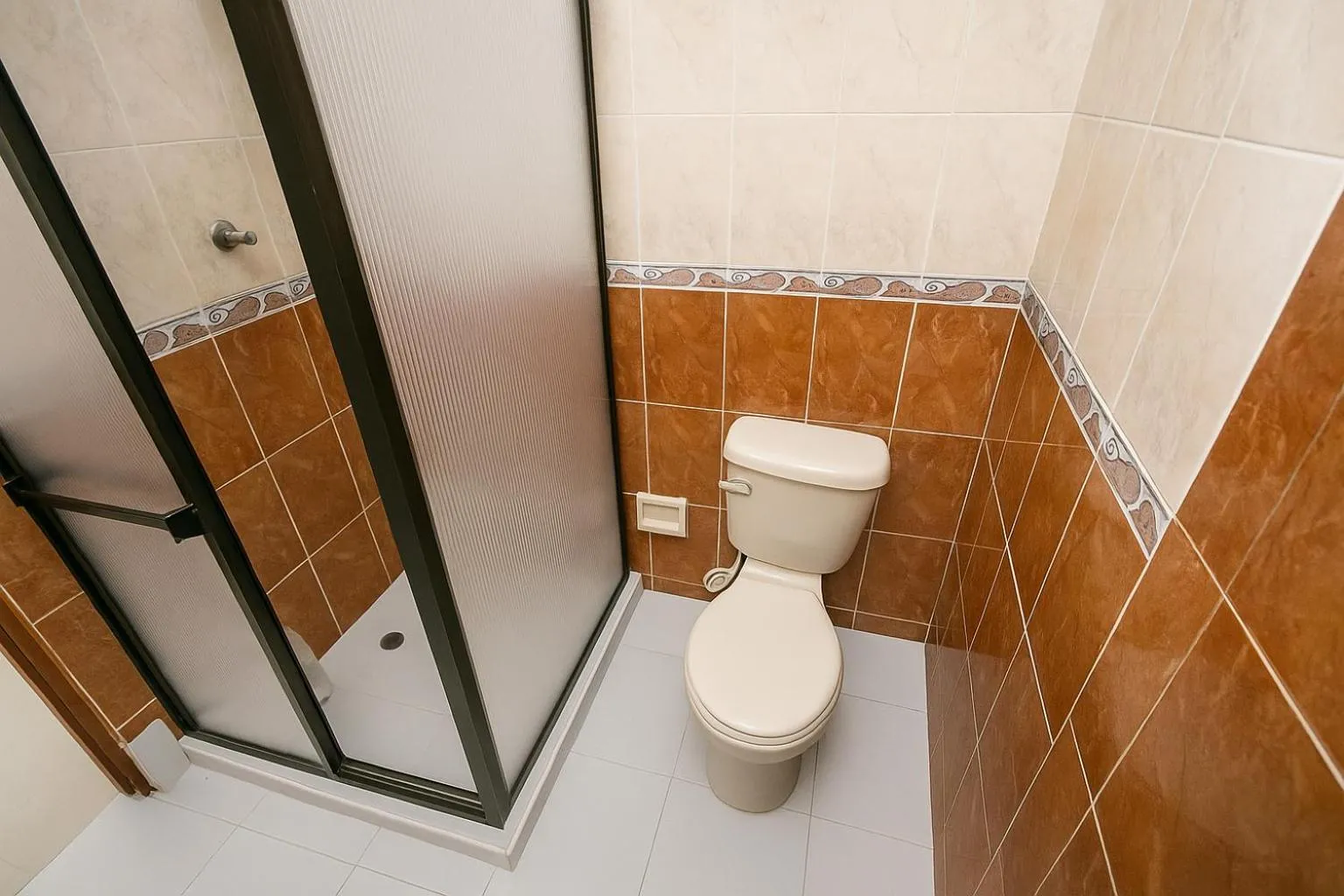 Toilet in El Velero Apartamentos By DANP