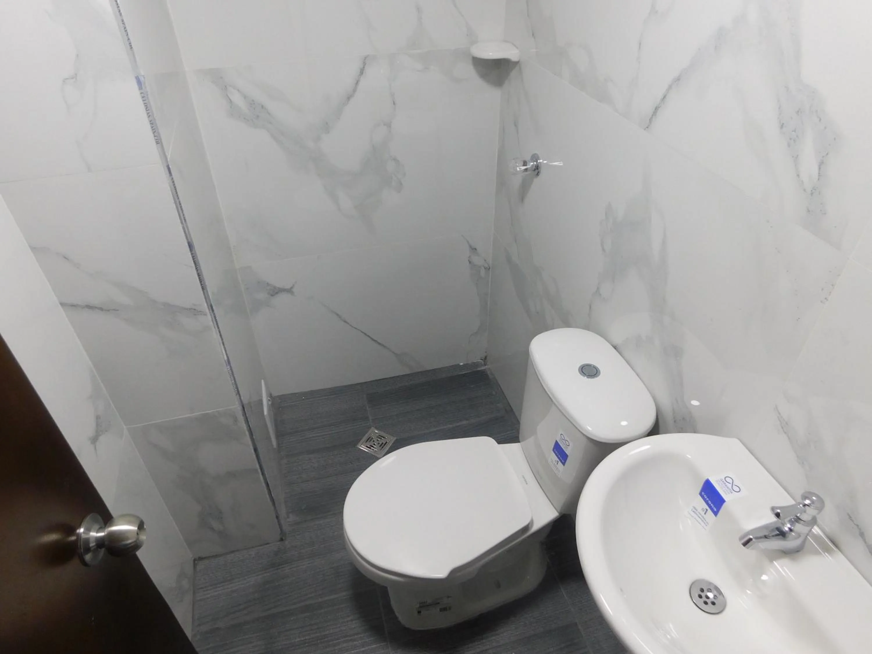 Shower in El Velero Apartamentos By DANP