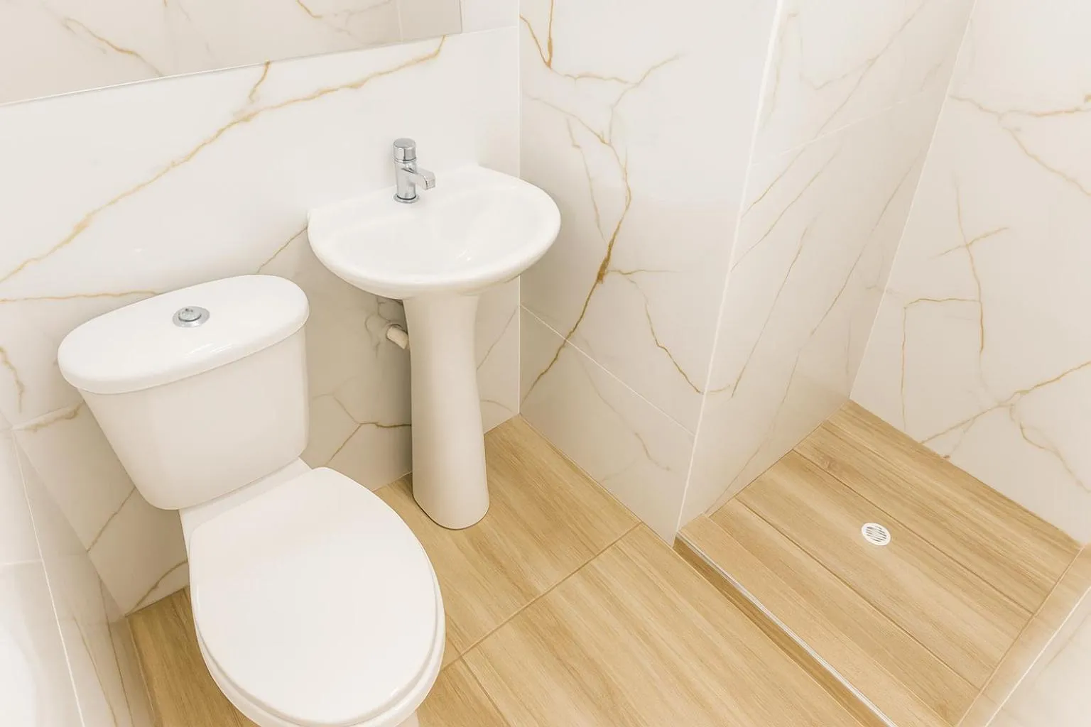 Toilet in El Velero Apartamentos By DANP