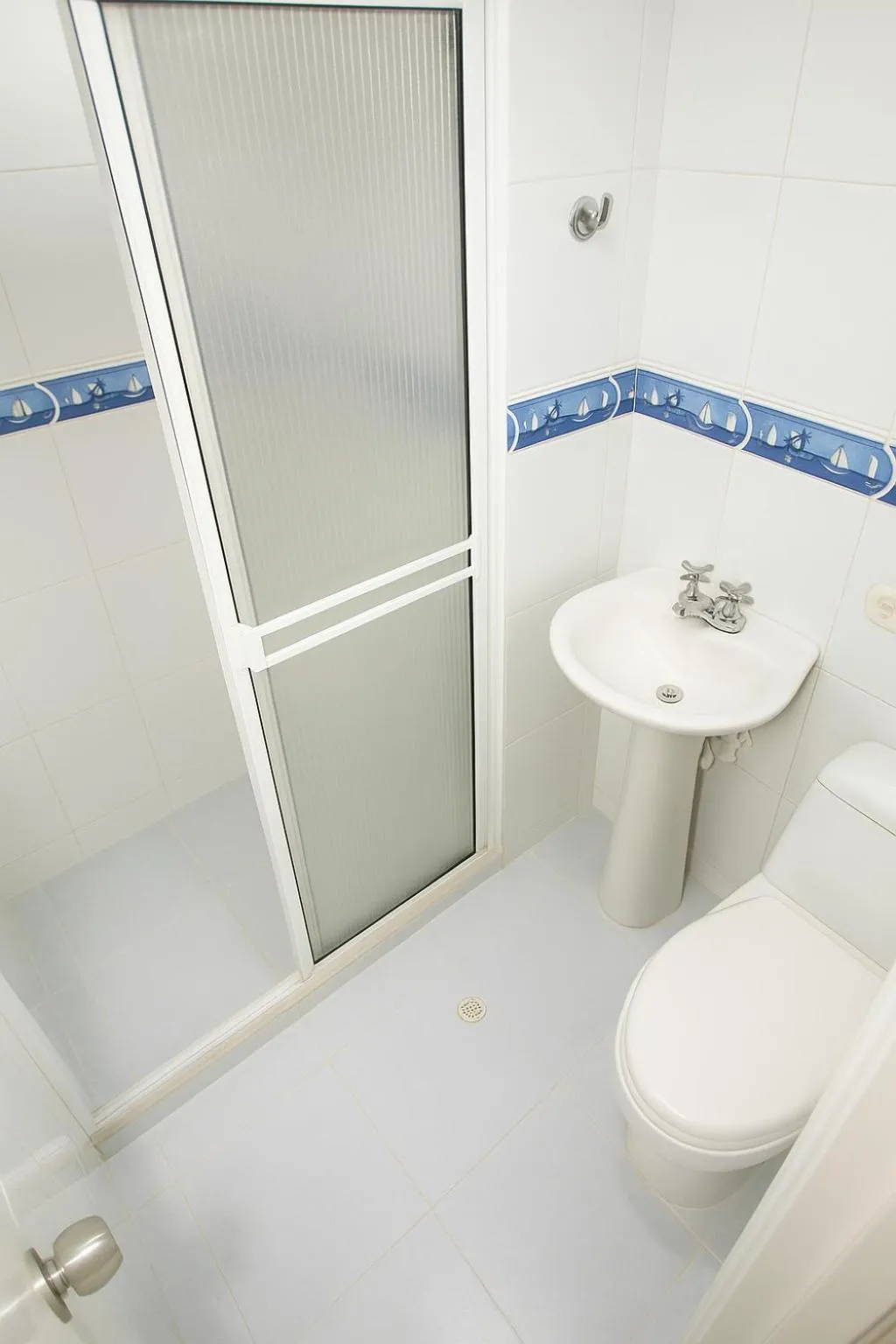 Shower in El Velero Apartamentos By DANP