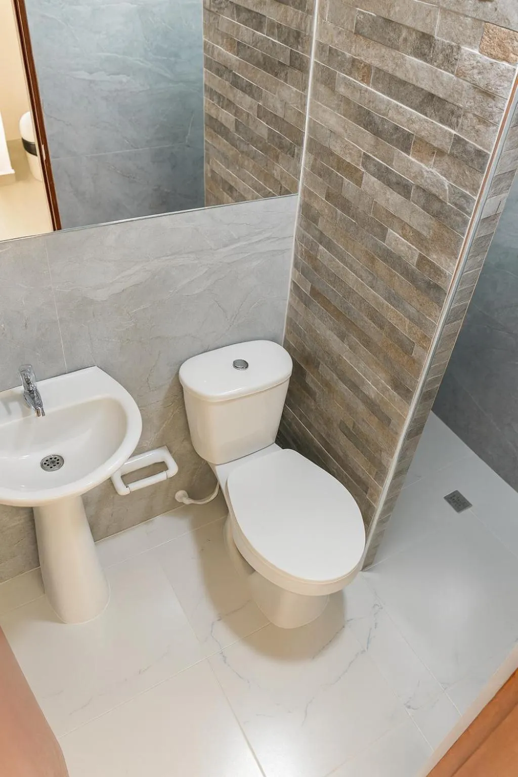 Shower in El Velero Apartamentos By DANP