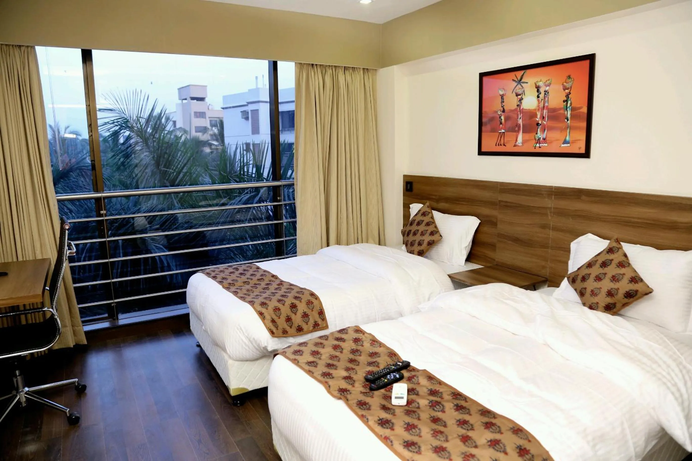 Garden view, Bed in Hotel Mumbai House Andheri East, Mumbai