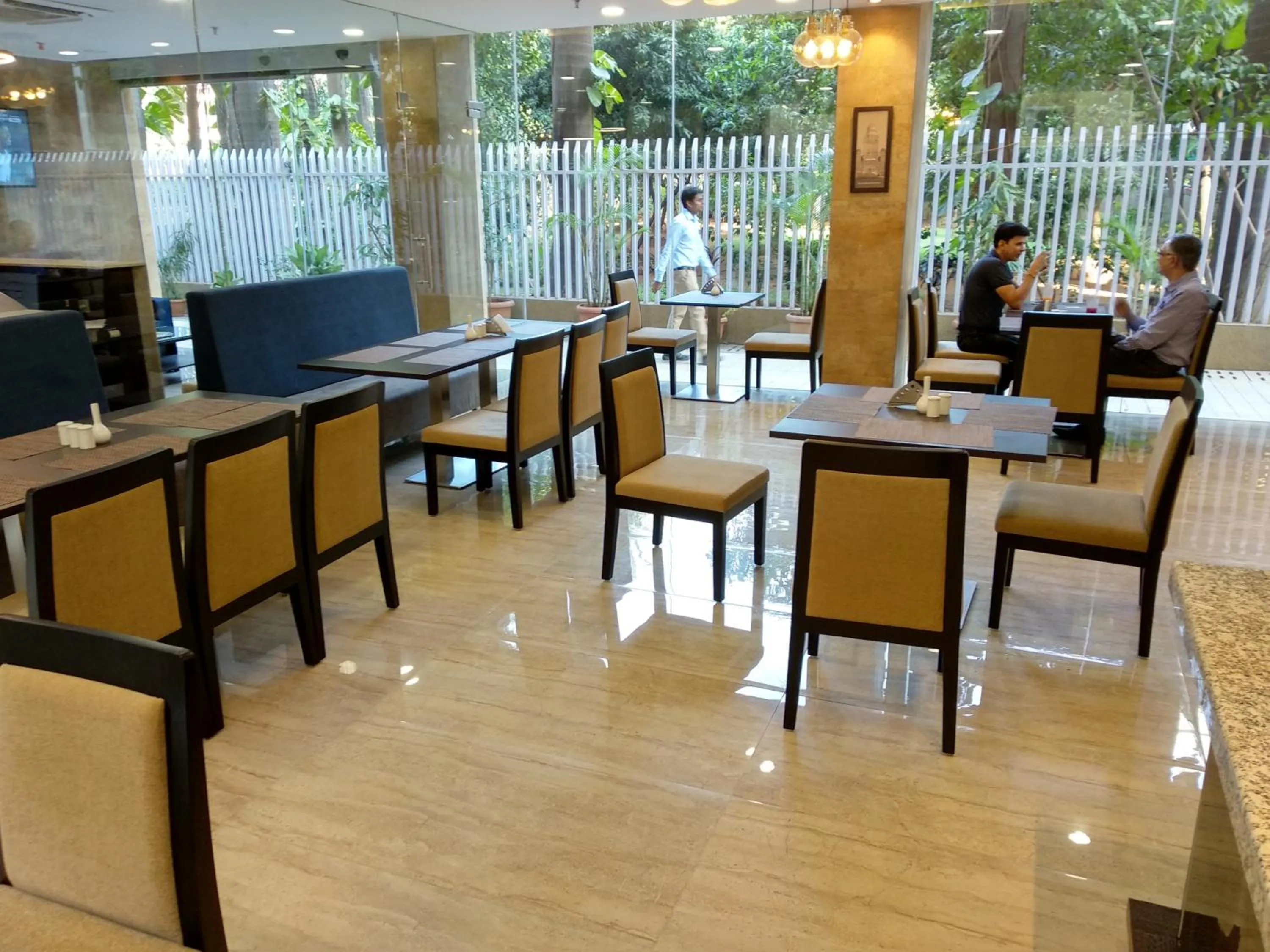 Restaurant/places to eat in Hotel Mumbai House Andheri East, Mumbai