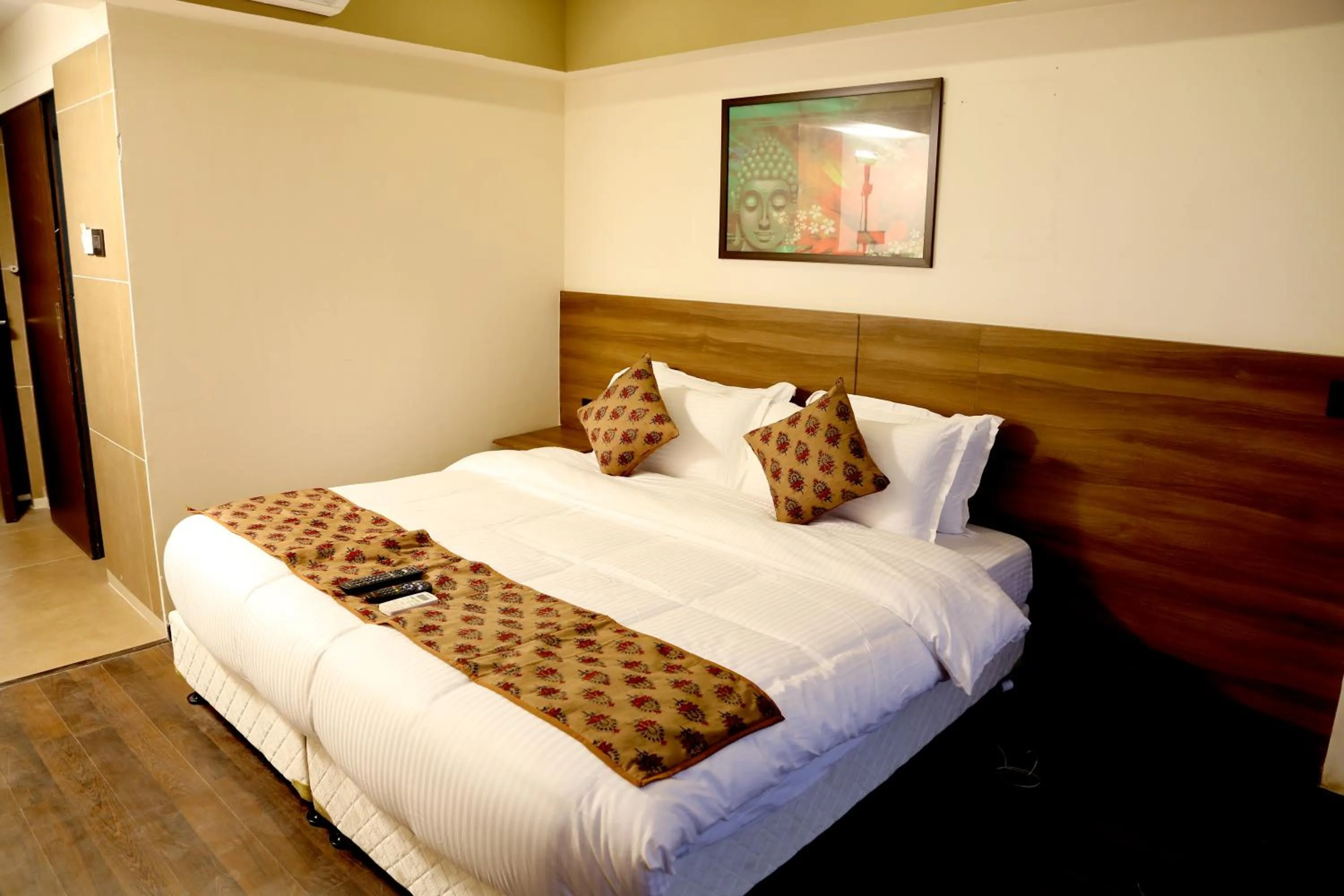 Bedroom, Bed in Hotel Mumbai House Andheri East, Mumbai