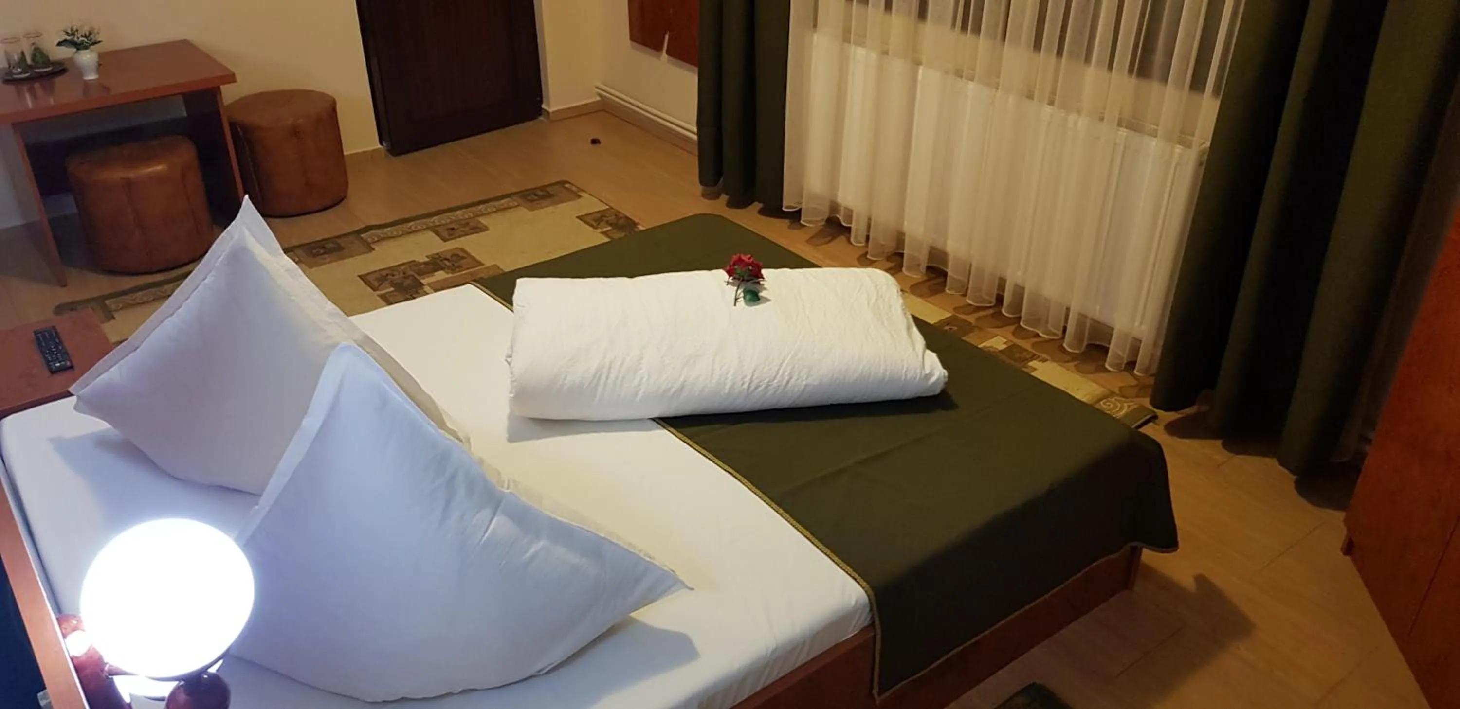 Photo of the whole room, Bed in Complex Turistic Caprioara