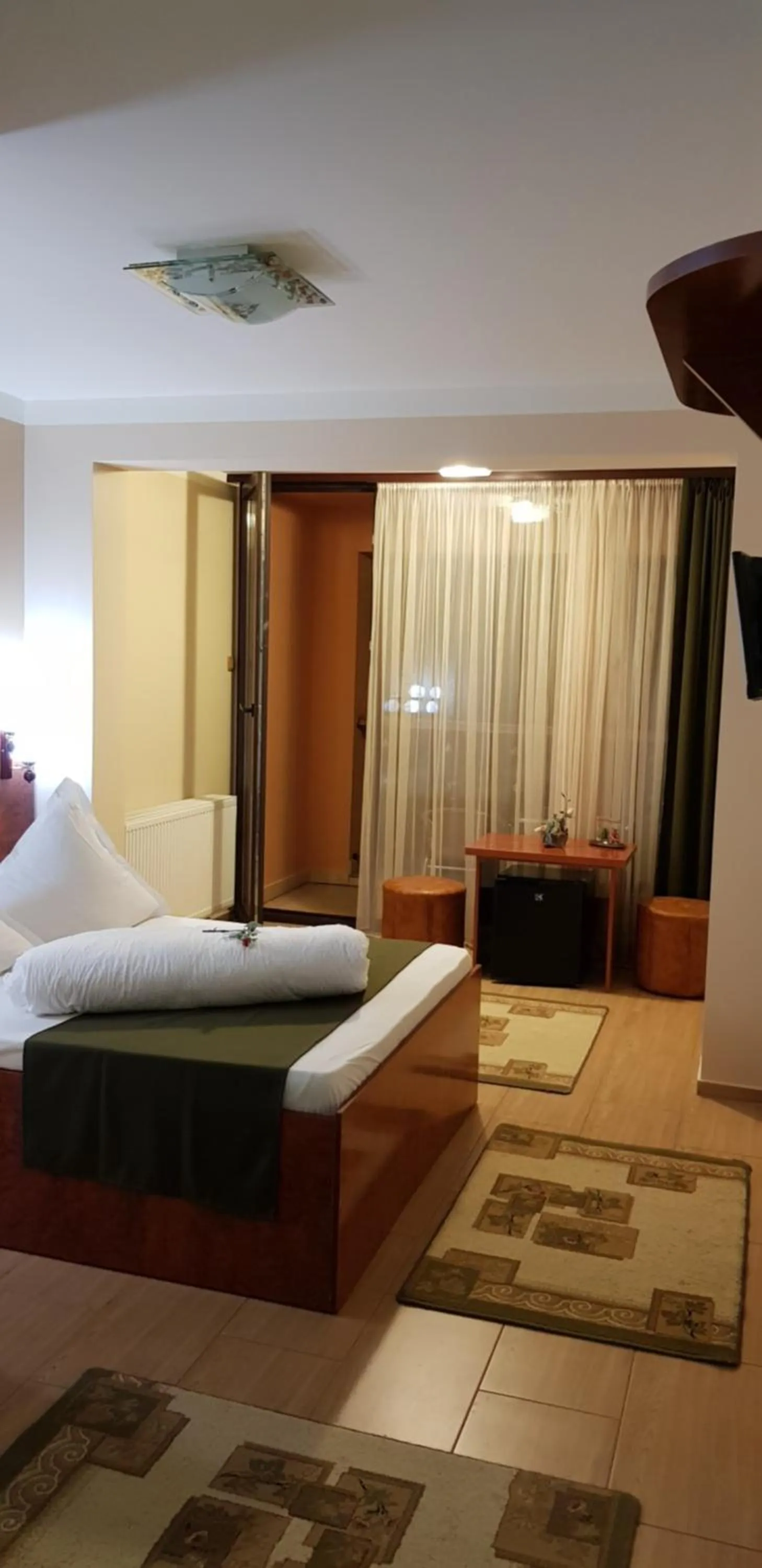 Balcony/Terrace, Bed in Complex Turistic Caprioara