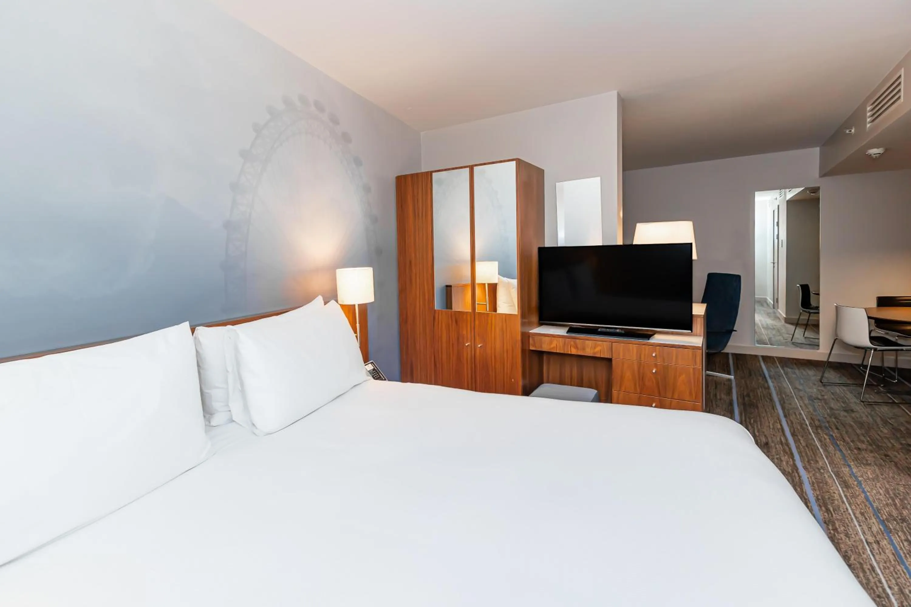 Bed in DoubleTree by Hilton Hotel London - Tower of London