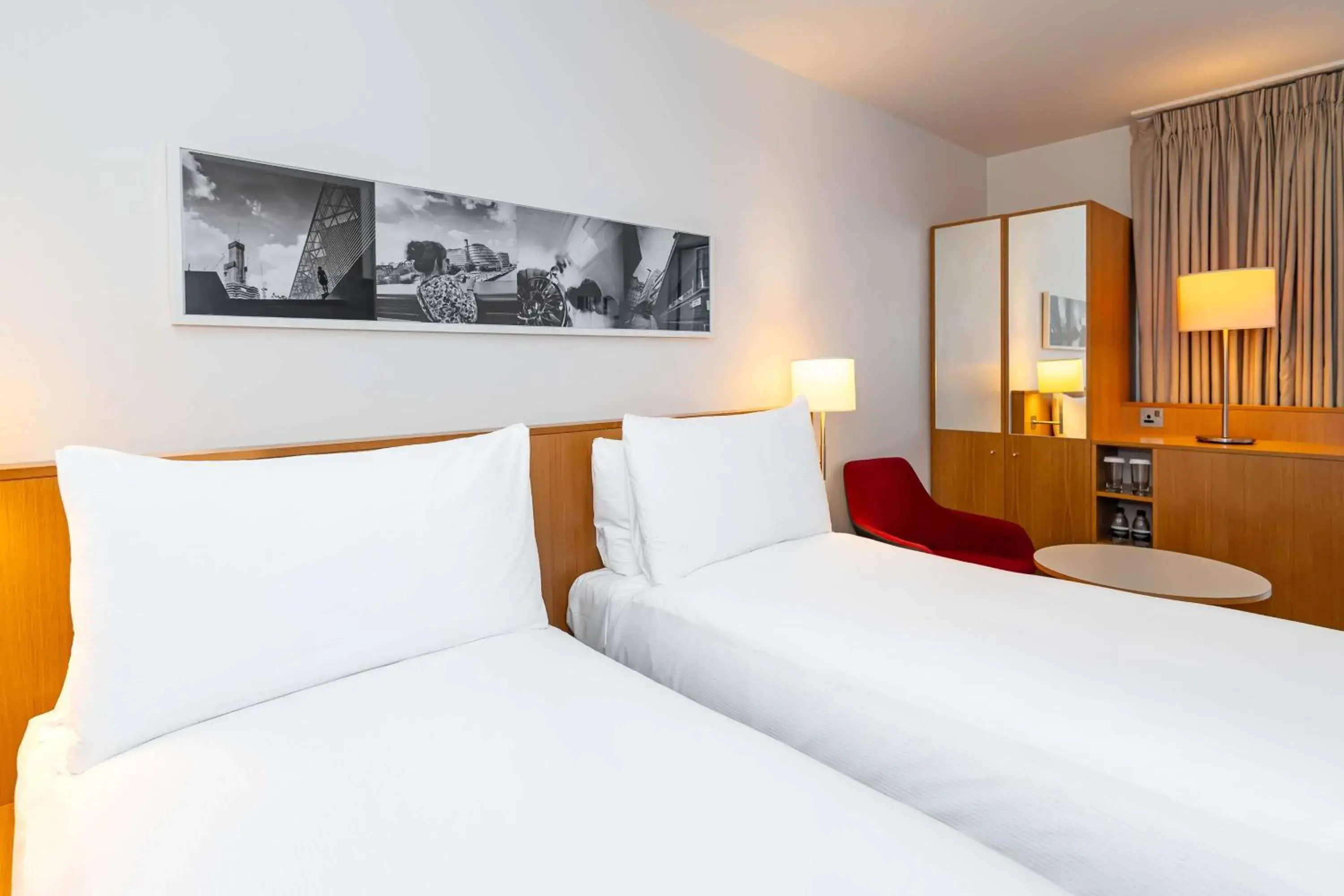 Bed in DoubleTree by Hilton Hotel London - Tower of London Bed in DoubleTree by Hilton Hotel London - Tower of London