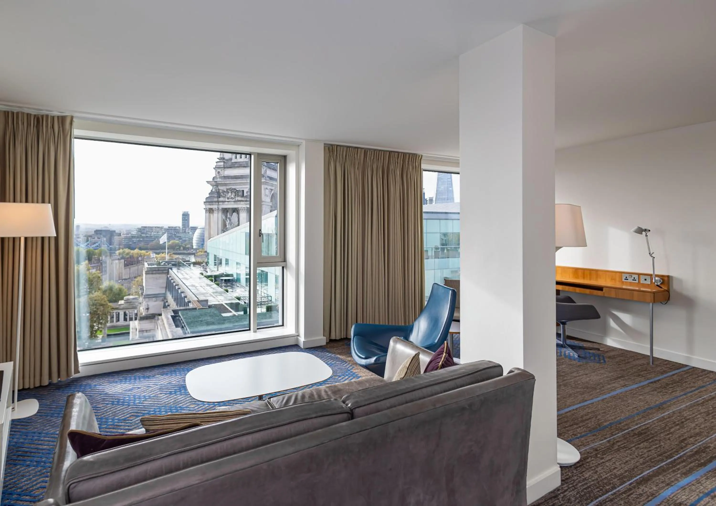 Living room, Bed in DoubleTree by Hilton Hotel London - Tower of London