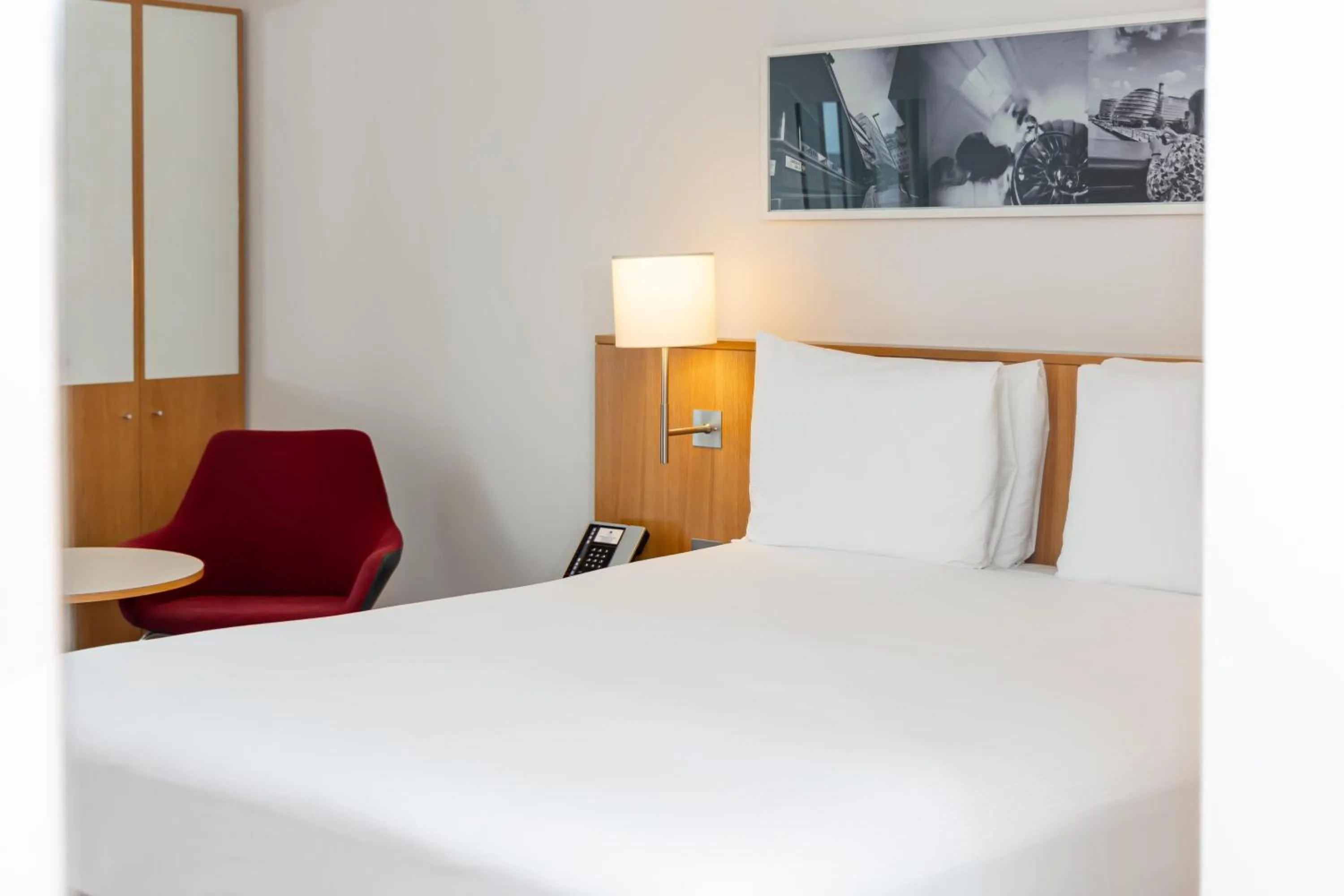 Bed in DoubleTree by Hilton Hotel London - Tower of London