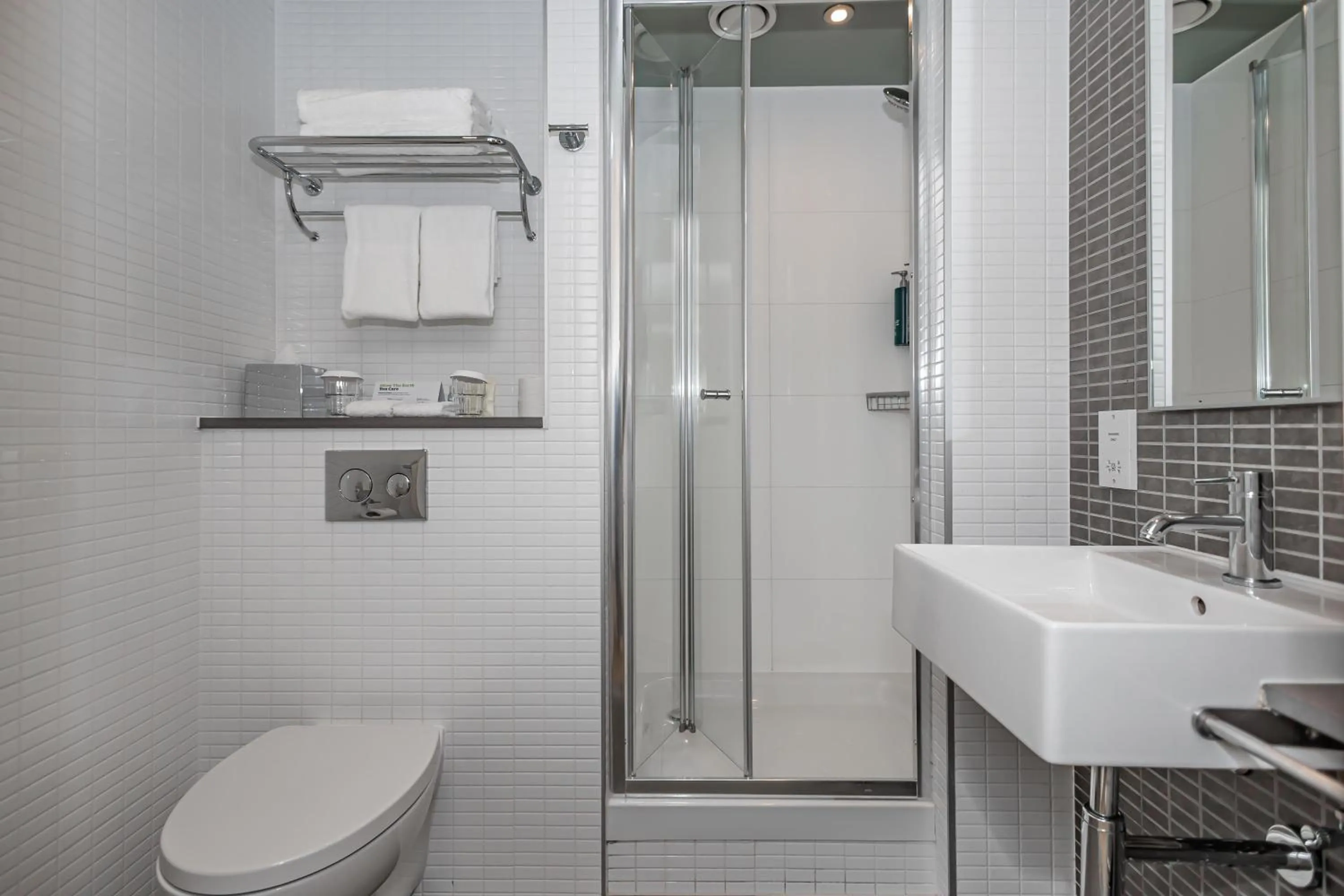 Bathroom in DoubleTree by Hilton Hotel London - Tower of London