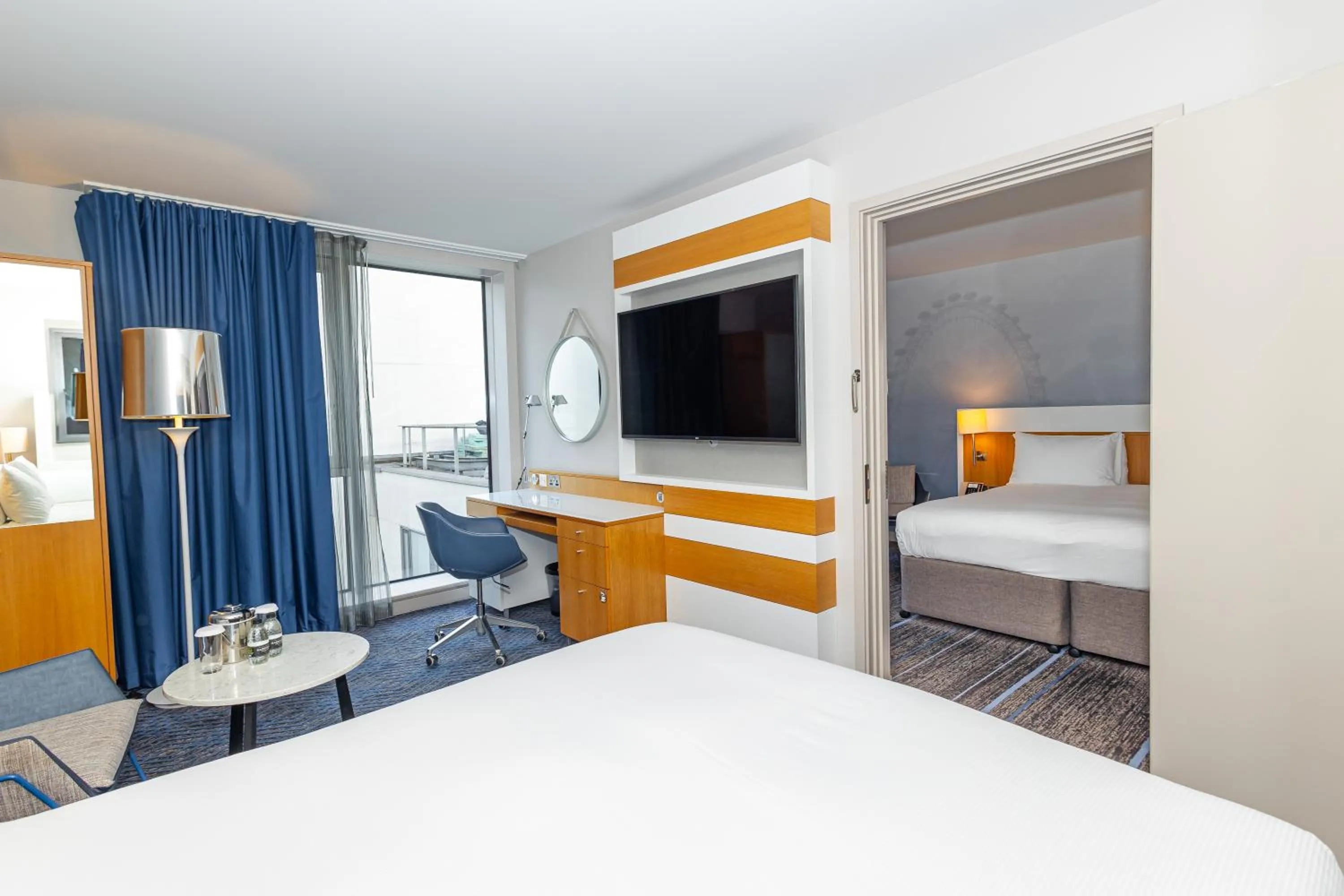 Communal lounge/ TV room, Bed in DoubleTree by Hilton Hotel London - Tower of London