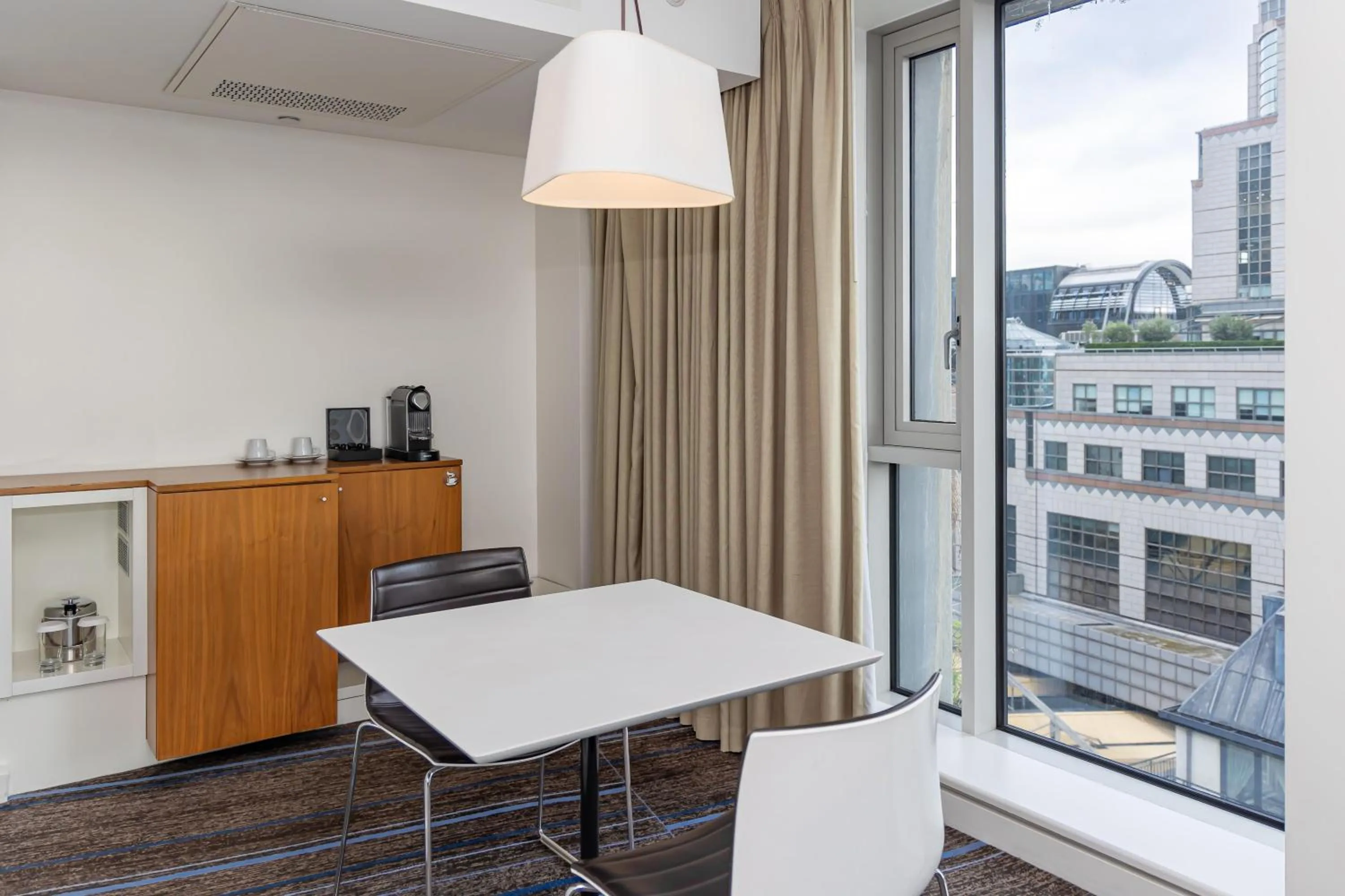 Photo of the whole room in DoubleTree by Hilton Hotel London - Tower of London