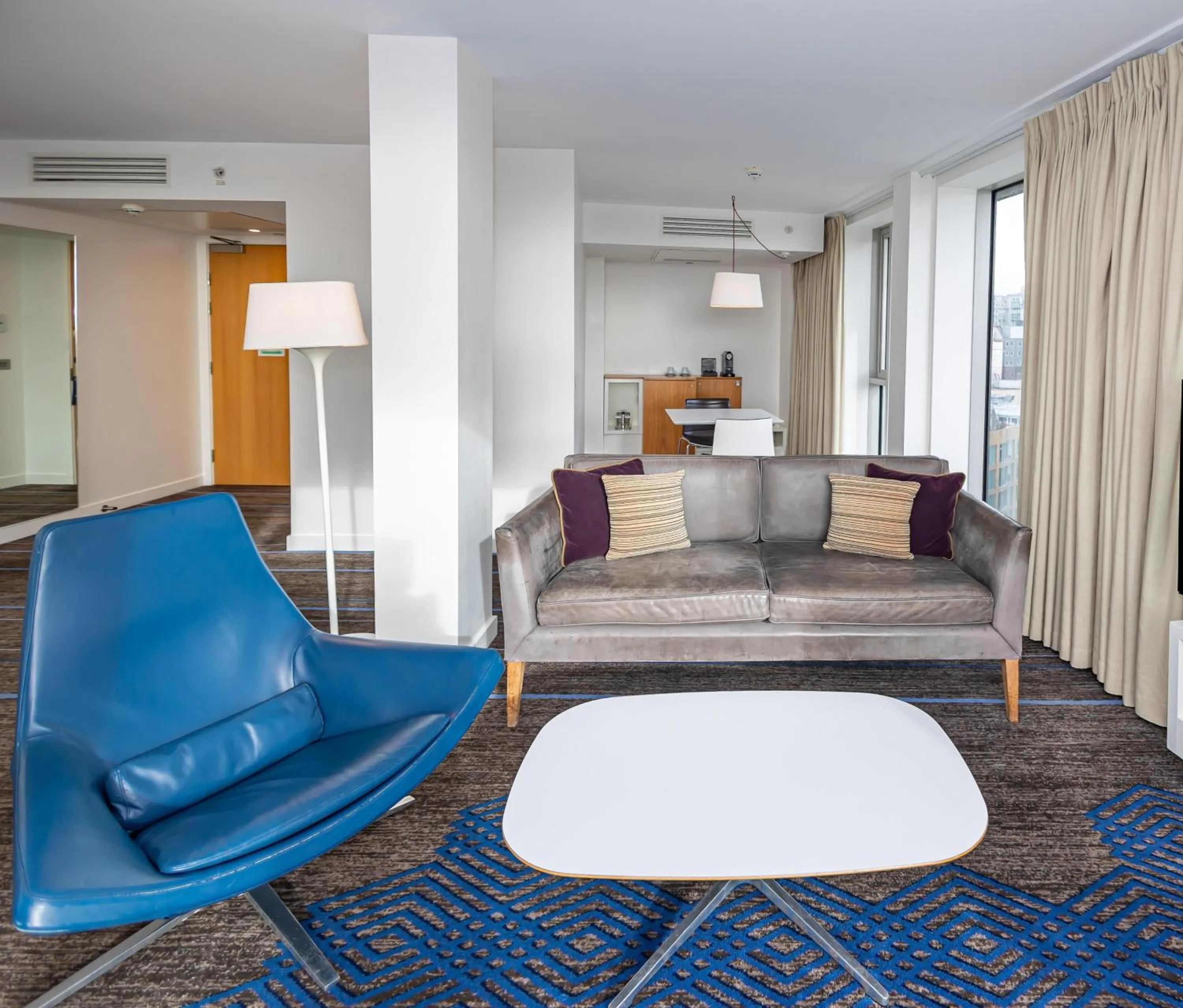 Living room in DoubleTree by Hilton Hotel London - Tower of London