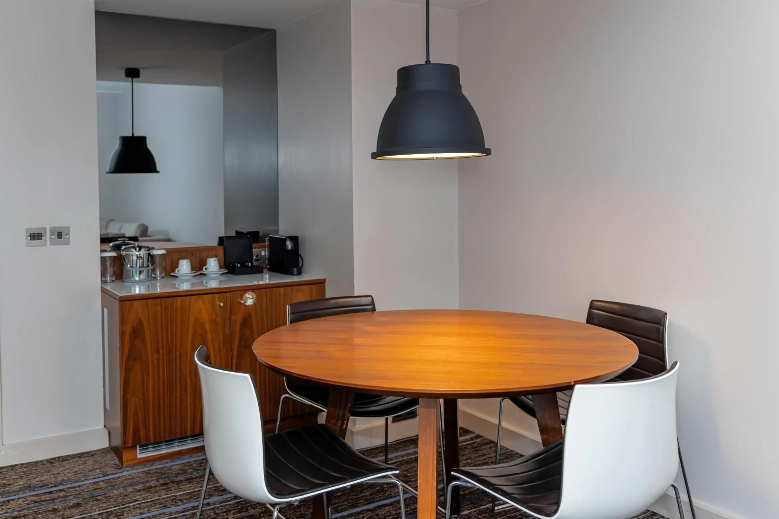 Photo of the whole room in DoubleTree by Hilton Hotel London - Tower of London