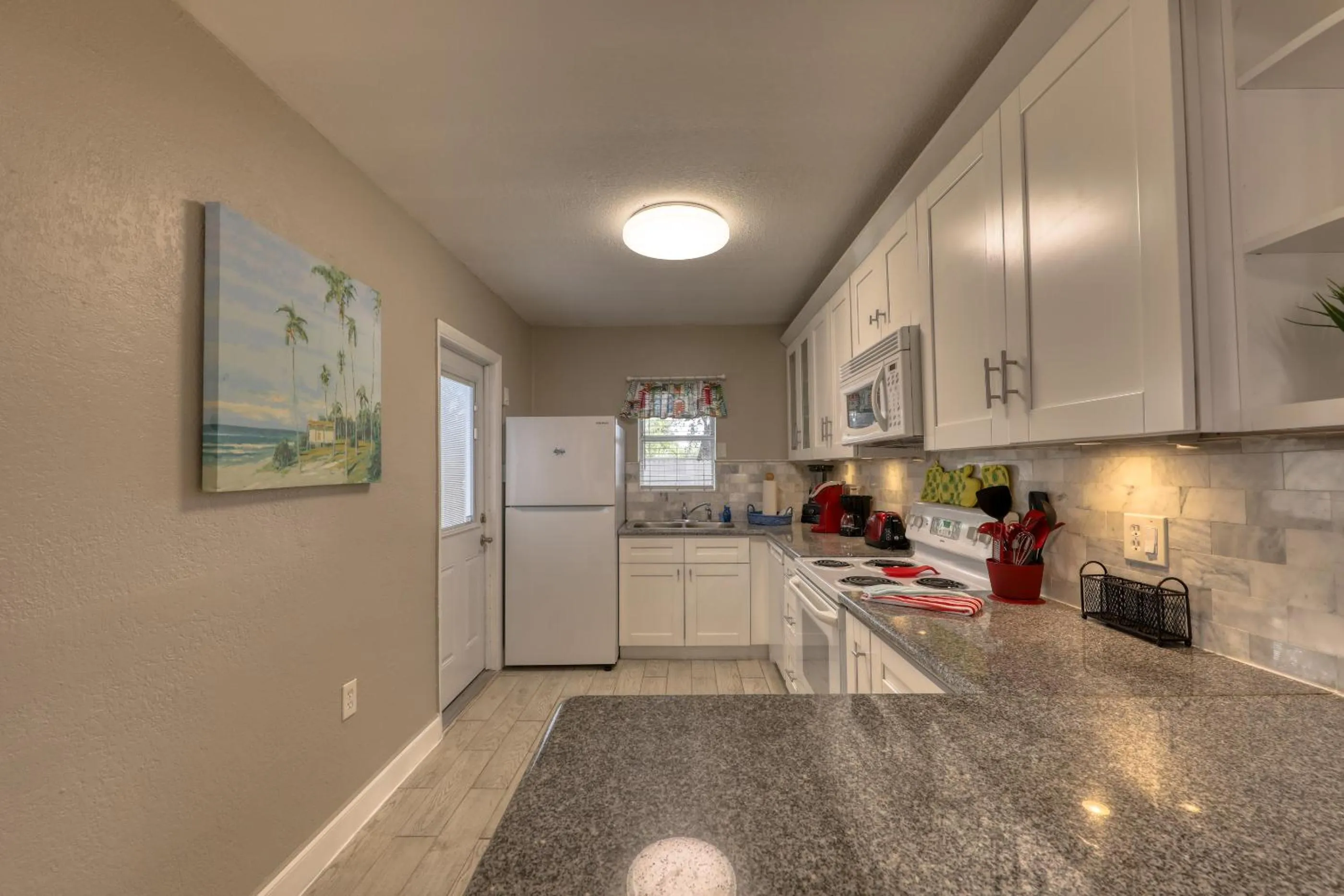 kitchen in BeachTrail Lodging