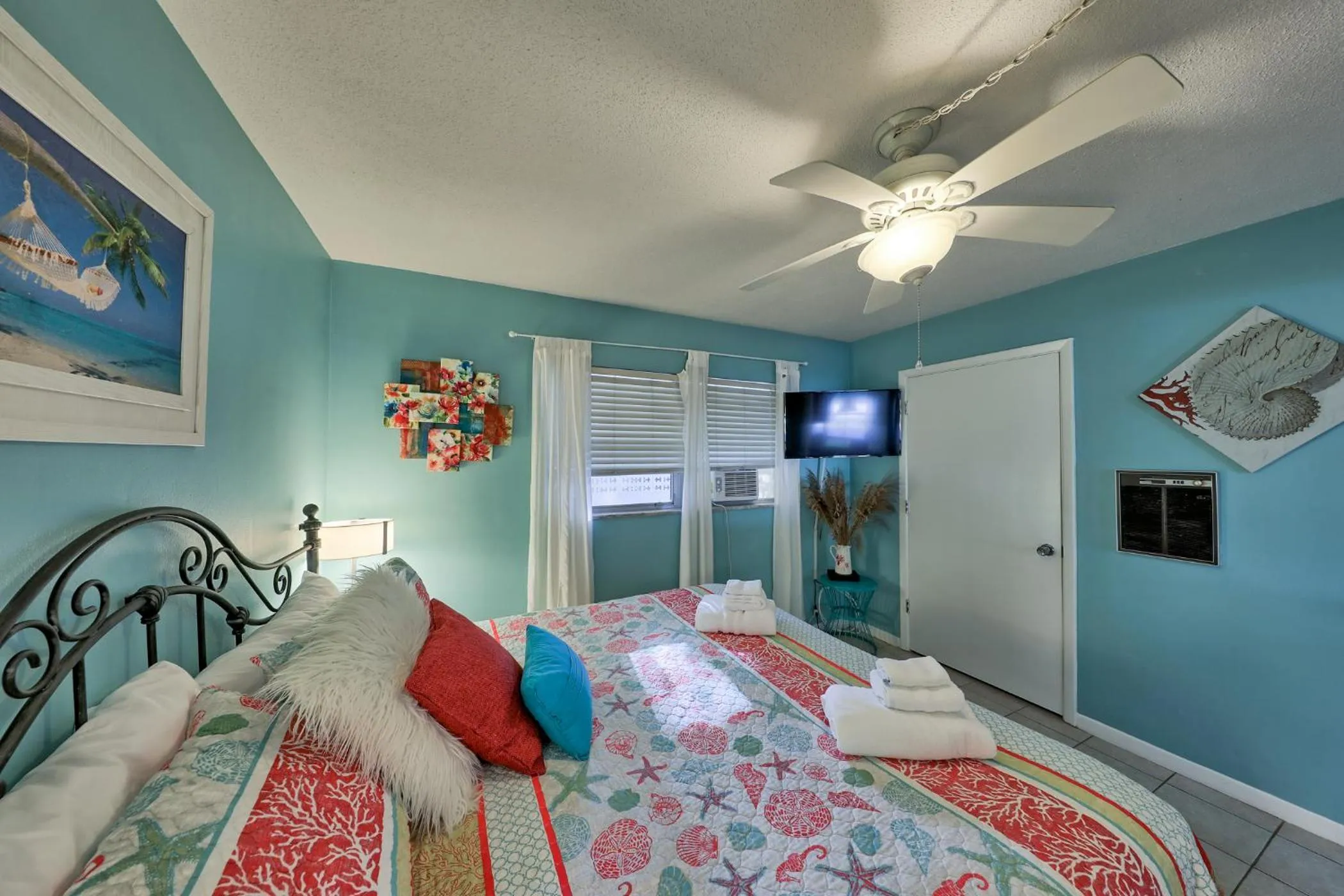 Photo of the whole room, Bed in BeachTrail Lodging