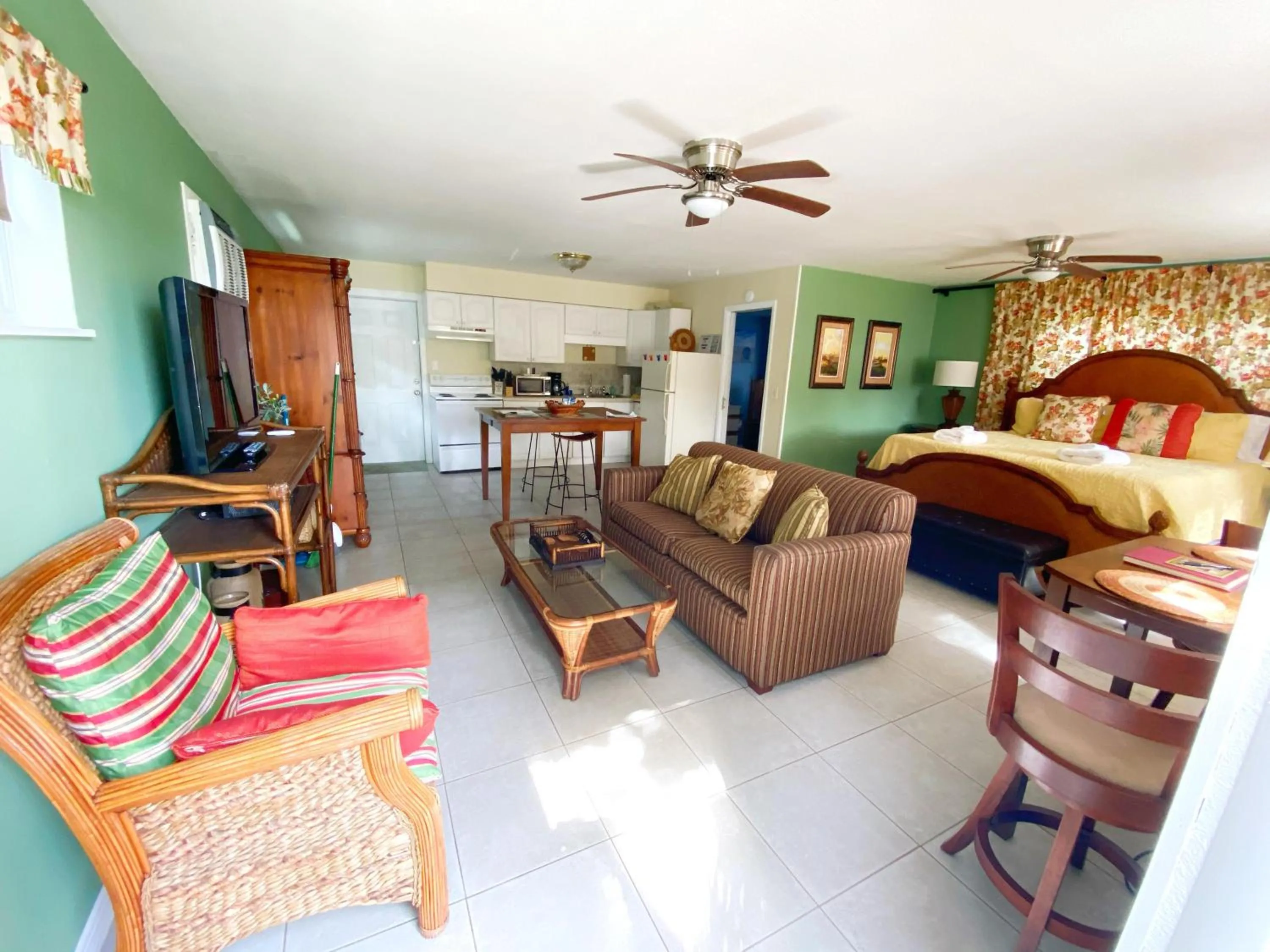 Kitchen or kitchenette, Bed in BeachTrail Lodging