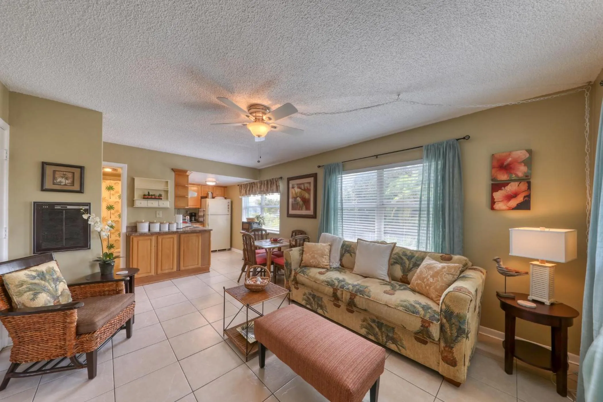 Kitchen or kitchenette in BeachTrail Lodging