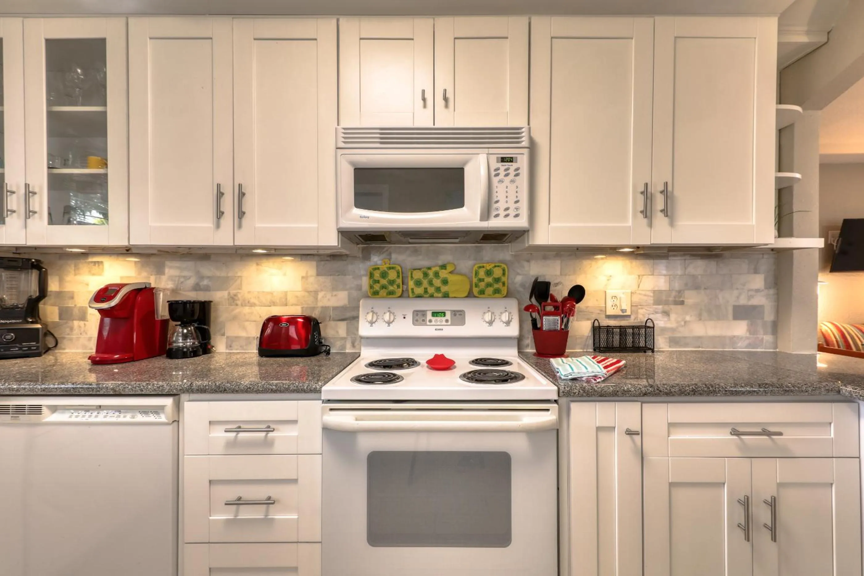 kitchen in BeachTrail Lodging
